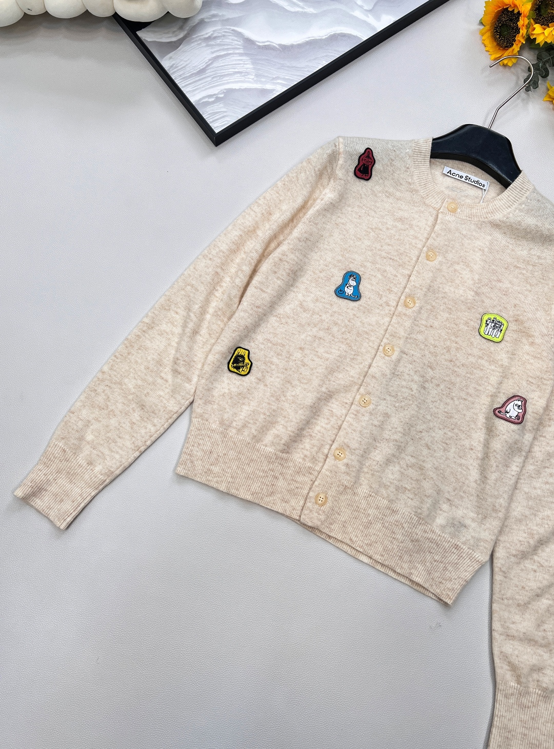 🆕Acne Moomin 新款联名系列秋冬新品针织开衫，常规偏短打的开衫，穿起来十分利落显年轻！米色系百