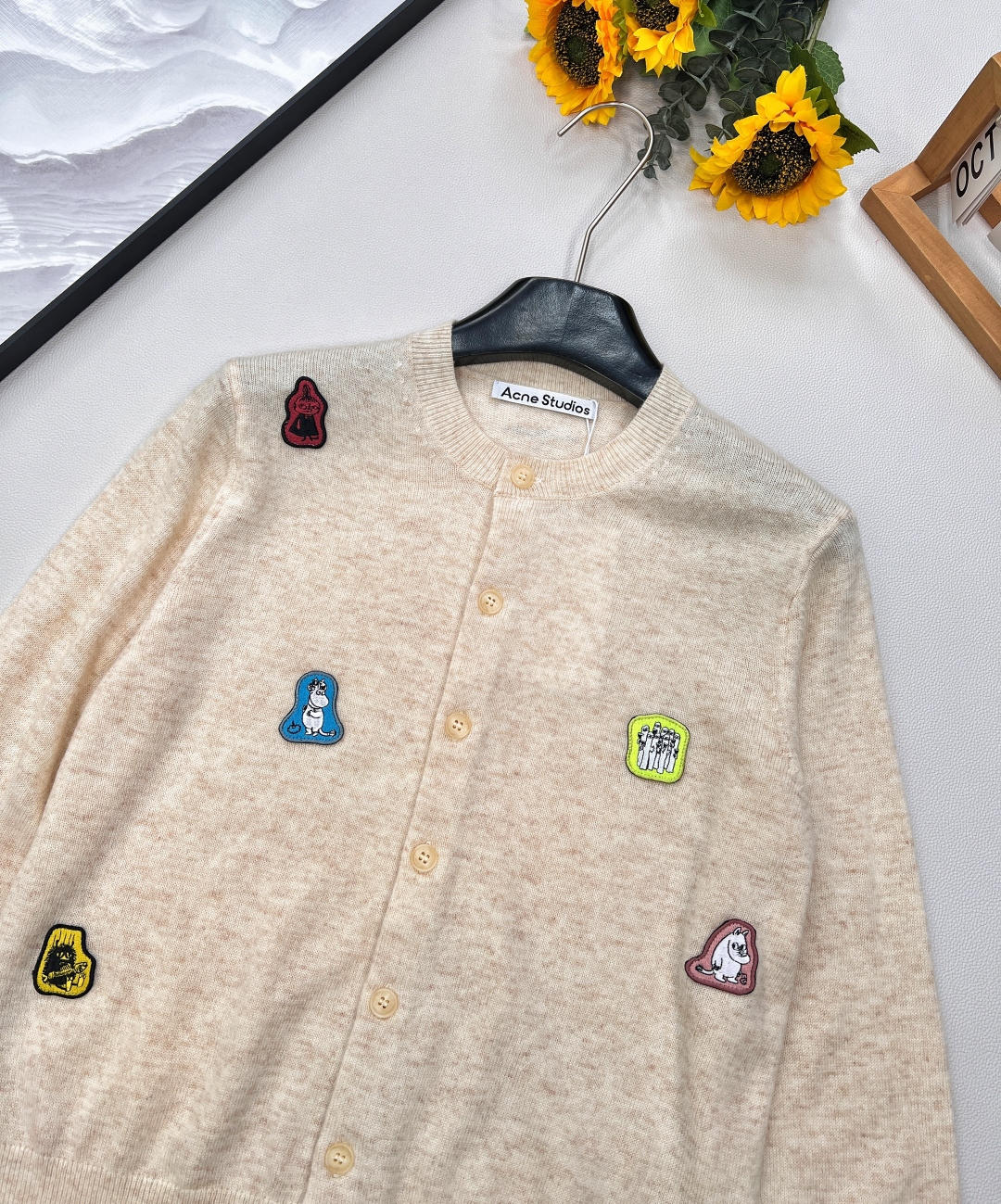 🆕Acne Moomin 新款联名系列秋冬新品针织开衫，常规偏短打的开衫，穿起来十分利落显年轻！米色系百
