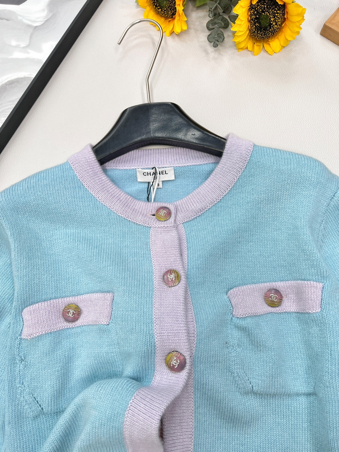 🆕CHANEL 经典小香风开衫爆款返场✨ 蓝绿色调邂逅马卡龙配色，清新又高级~两口袋设计增添实用性与复古