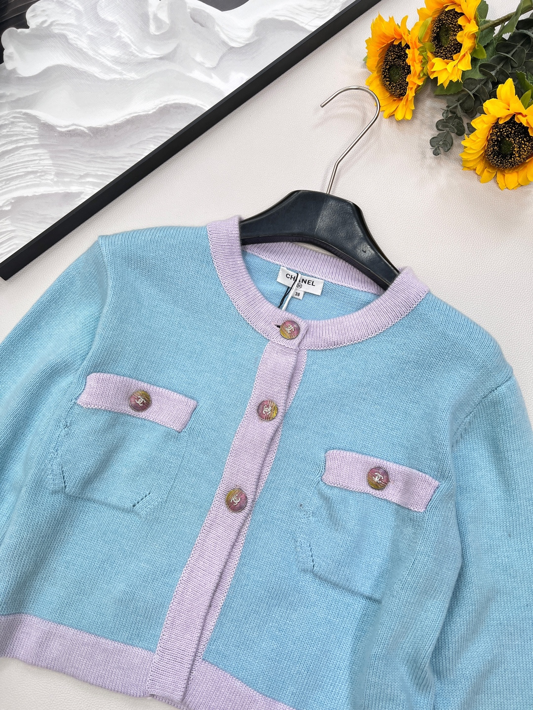🆕CHANEL 经典小香风开衫爆款返场✨ 蓝绿色调邂逅马卡龙配色，清新又高级~两口袋设计增添实用性与复古