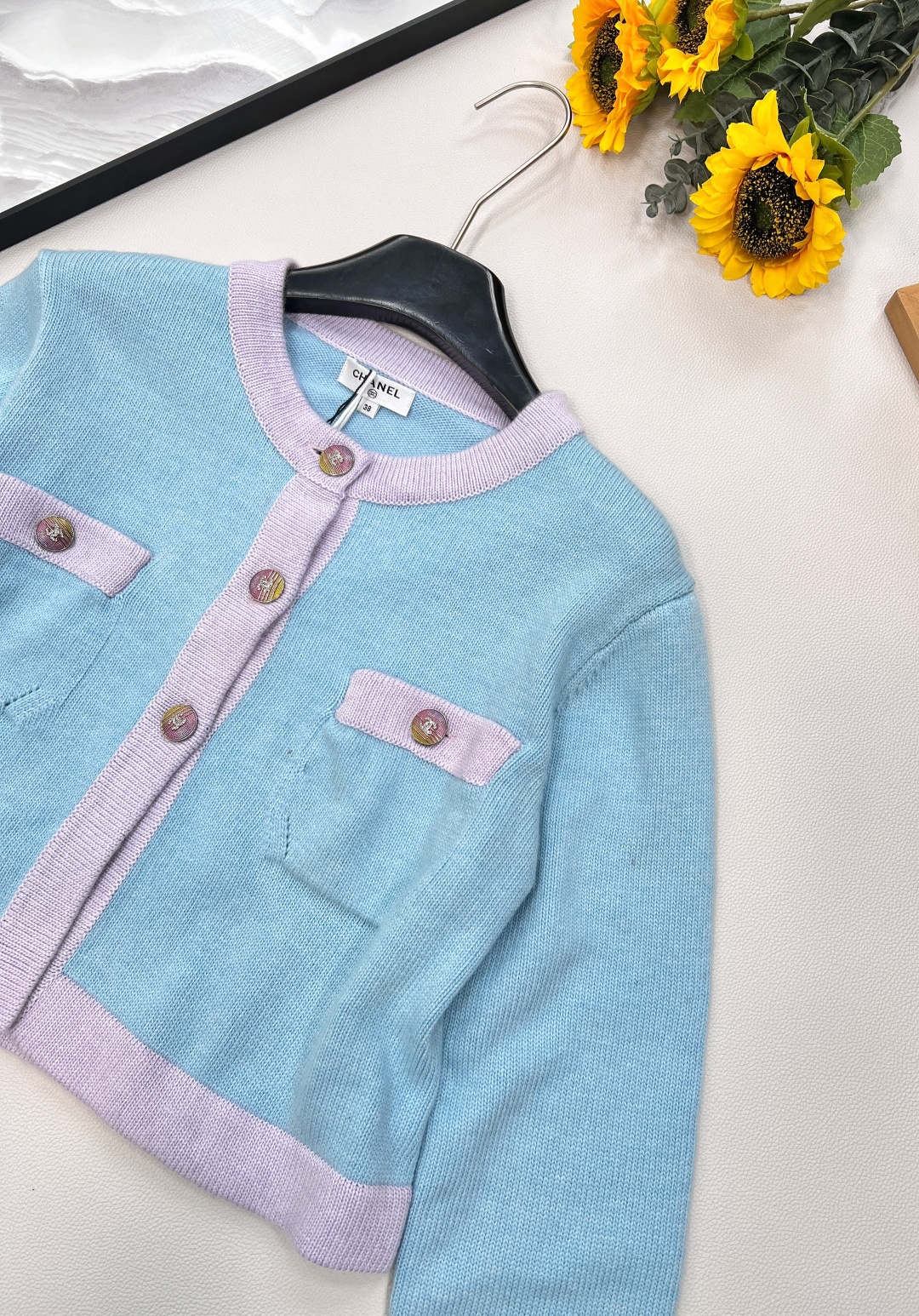 🆕CHANEL 经典小香风开衫爆款返场✨ 蓝绿色调邂逅马卡龙配色，清新又高级~两口袋设计增添实用性与复古