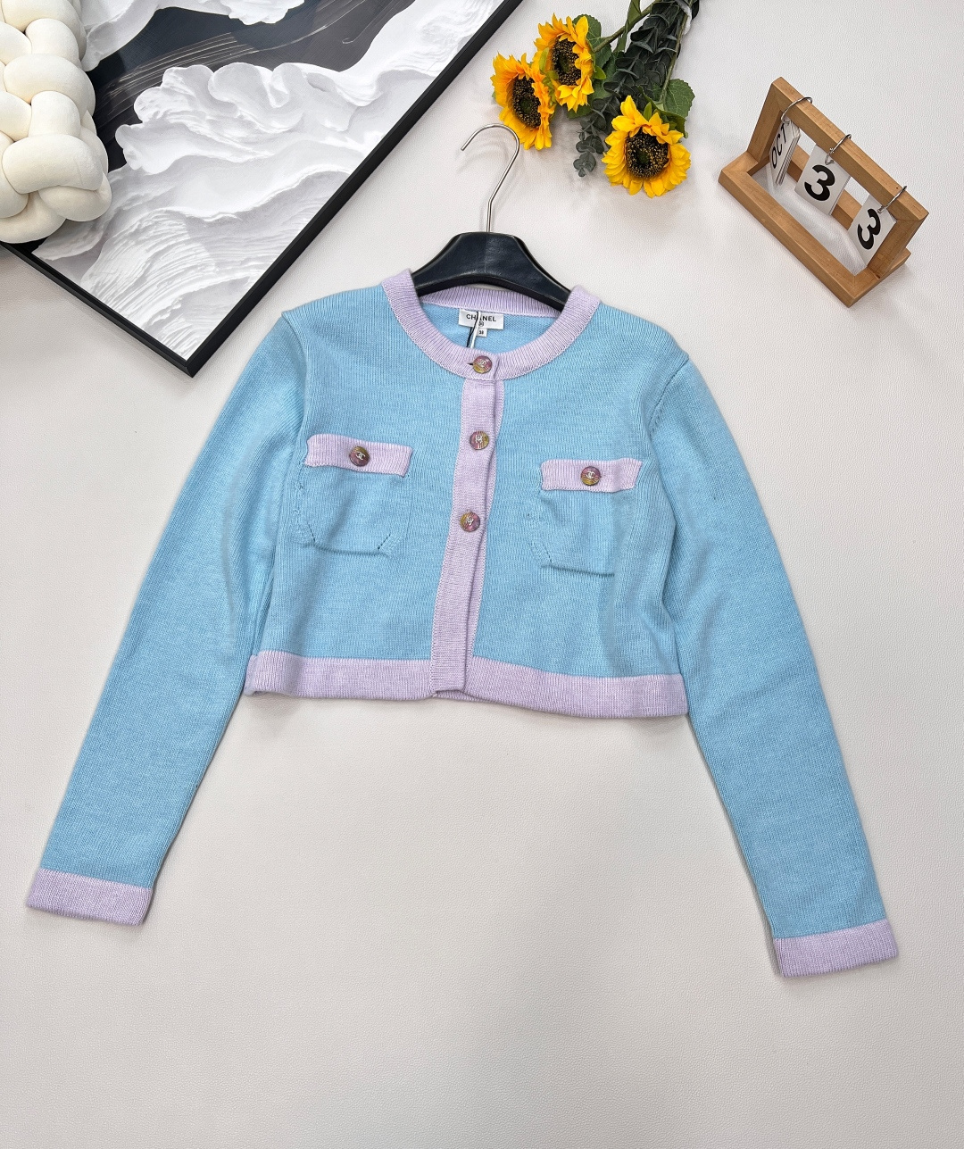 NO:452726,The classic small fragrance style cardigan is back, blue and green tones meet macaron color, fresh and high-end~ The two-pocket design adds practicality and retro feel, knitted wool material is soft and skin-friendly, short cardigan easily creates a neat and fashionable look, suitable for a variety of dressing scenes, whoever wears is the temperament and fashionable essence, blue and green main tones are matched with macaron color, wool material is soft and glutinous, short style shows proportion, classic small fragrance style elements, easy to grasp the elegant and fashionable, full of the atmosphere of the dressing, wardrobe must have 'no mistake' items~ 'Without making mistakes in the afternoon tea sweet girl, jeans become a street cool cover in seconds, one piece contracts multiple scenes, closes your eyes and enter 'Three standards are complete, large-scale products are size sml code, skirts, jeans, alexander wang19860909经典小香风开衫爆款返场 蓝绿色调邂逅马卡龙配色,清新又高级~两口袋设计增添实用性与复古感,针织羊毛材质软糯亲肤,短款开衫轻松打造利落时髦造型,适配多种穿搭场景,谁穿谁是气质时髦精,蓝绿主调搭配马卡龙色系,羊毛材质软糯,短款显比例,经典小香风元素,轻松拿捏优雅时髦,穿搭氛围感拉满 ,衣柜必备‘不出错’单品～ ”配短裙是下午茶甜妹,搭牛仔裤秒变街头酷盖,一件承包多场景穿搭,闭眼入 ”三标齐全,大货出 尺码sml 编码,,skirts,jeans,alexander wang,Women's clothing