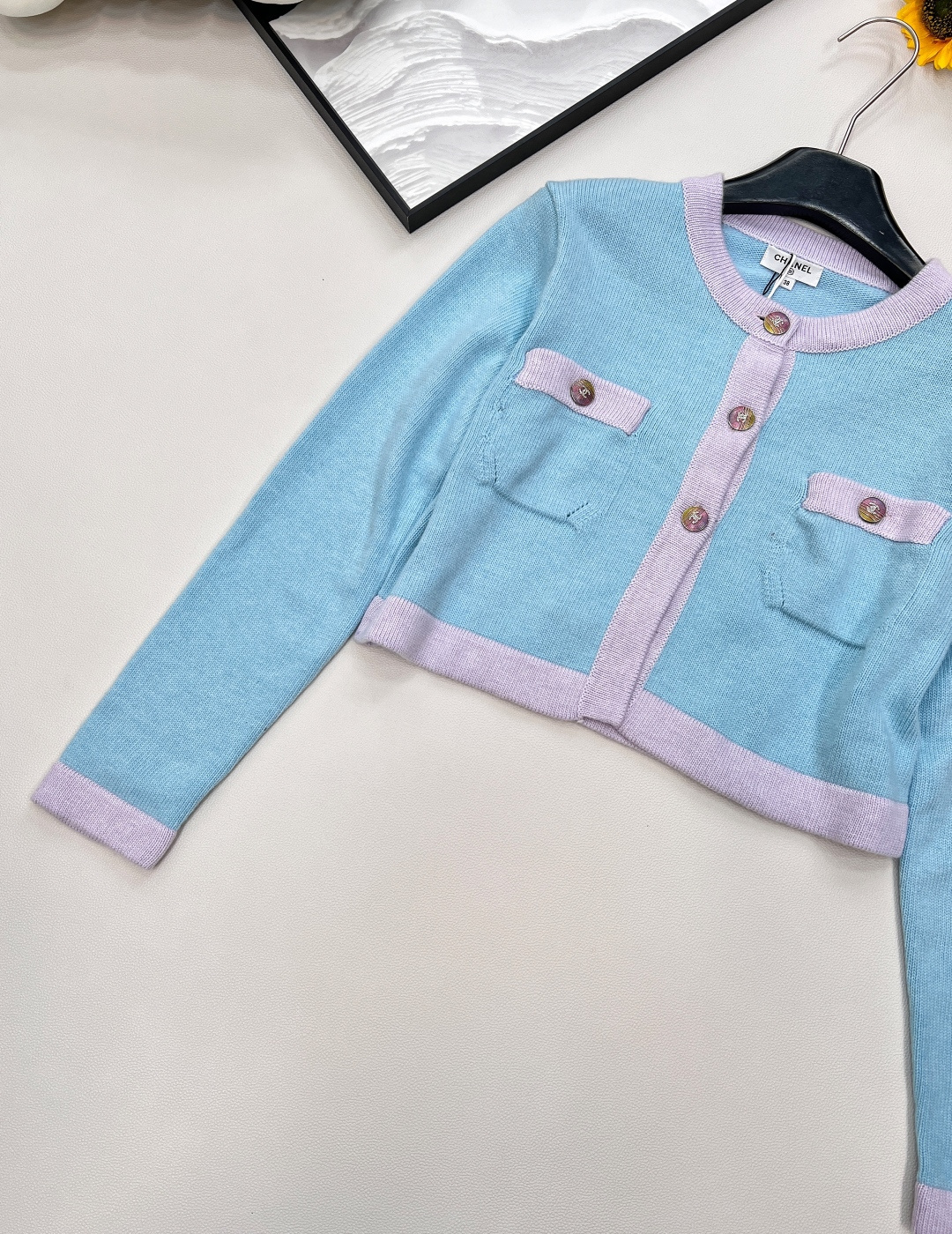 🆕CHANEL 经典小香风开衫爆款返场✨ 蓝绿色调邂逅马卡龙配色，清新又高级~两口袋设计增添实用性与复古