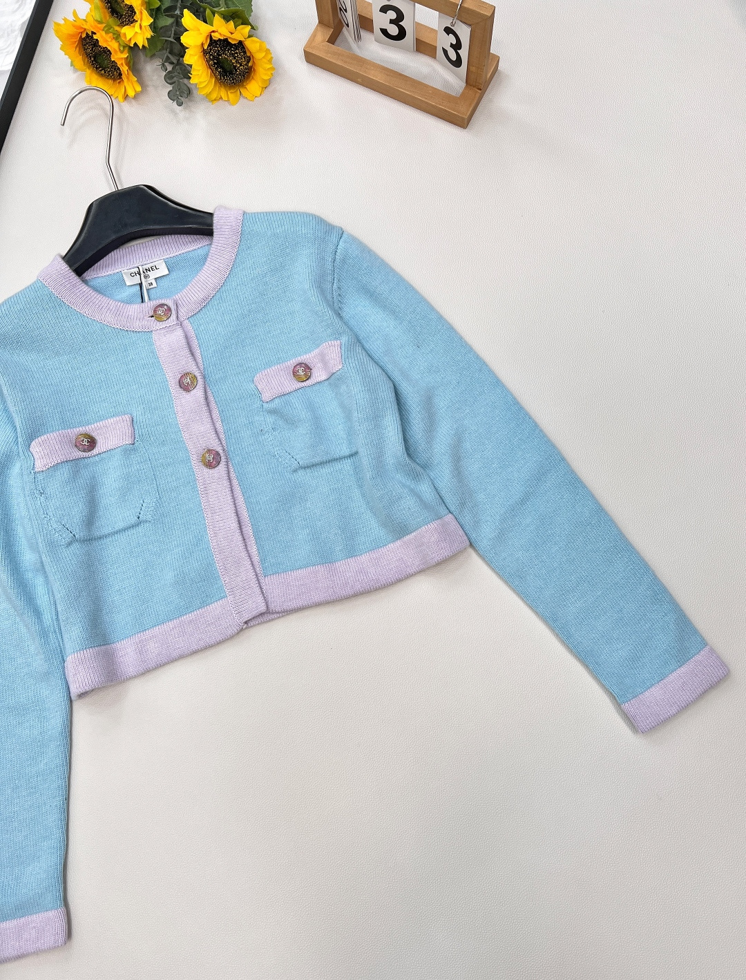 🆕CHANEL 经典小香风开衫爆款返场✨ 蓝绿色调邂逅马卡龙配色，清新又高级~两口袋设计增添实用性与复古
