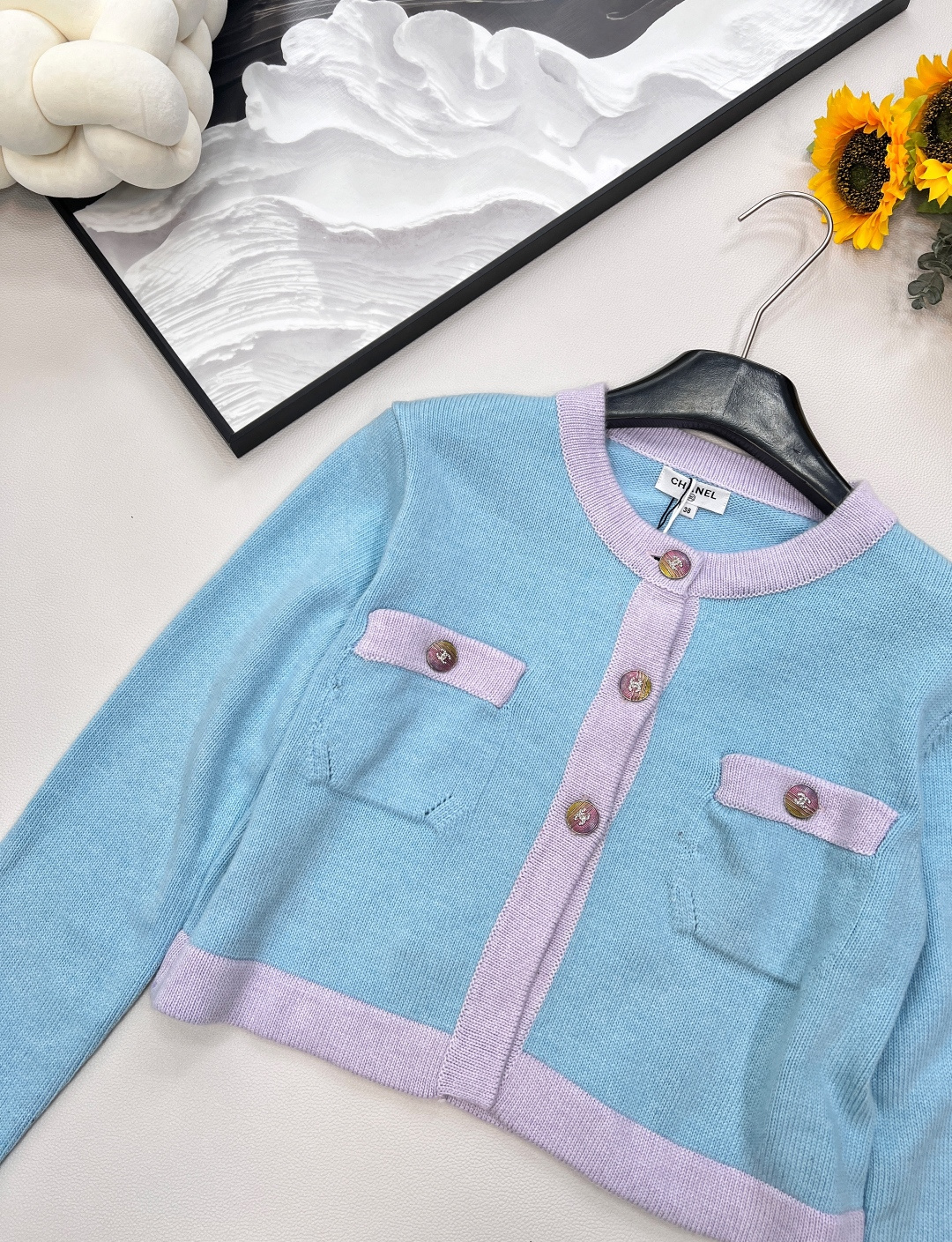 🆕CHANEL 经典小香风开衫爆款返场✨ 蓝绿色调邂逅马卡龙配色，清新又高级~两口袋设计增添实用性与复古
