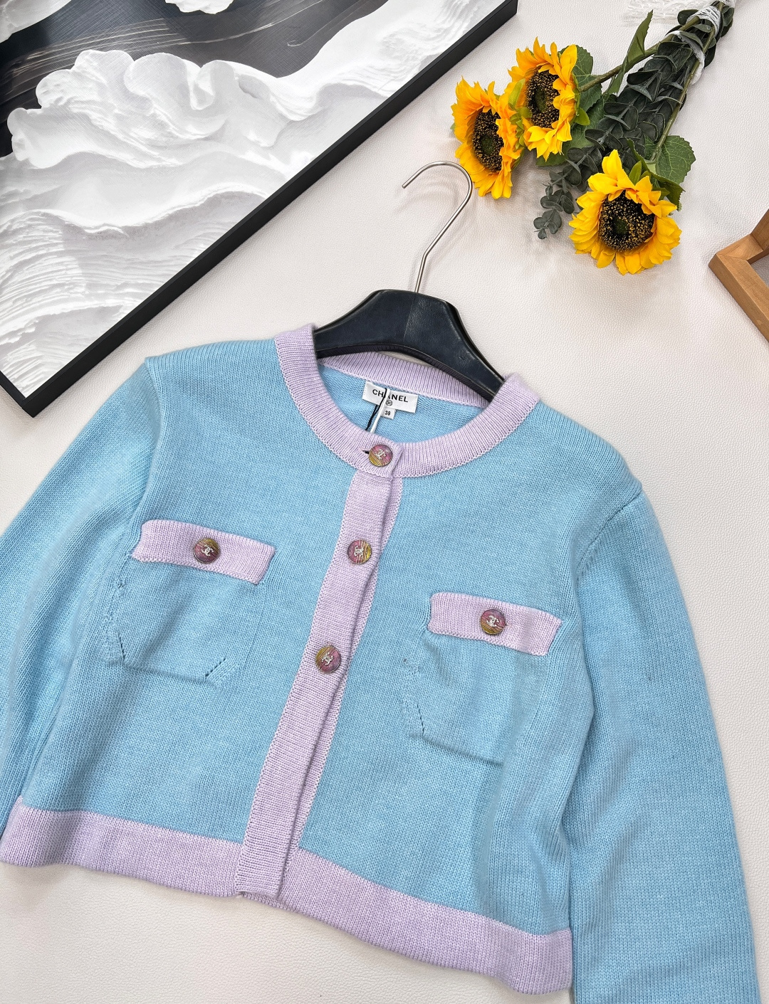 🆕CHANEL 经典小香风开衫爆款返场✨ 蓝绿色调邂逅马卡龙配色，清新又高级~两口袋设计增添实用性与复古