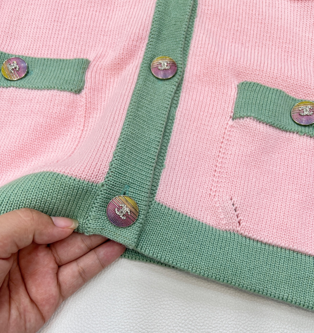 🆕CHANEL小香风经典焕新✨ 四口袋撞色针织开衫，柔和粉与清新绿碰撞，自带春日浪漫氛围~四口袋设计实用