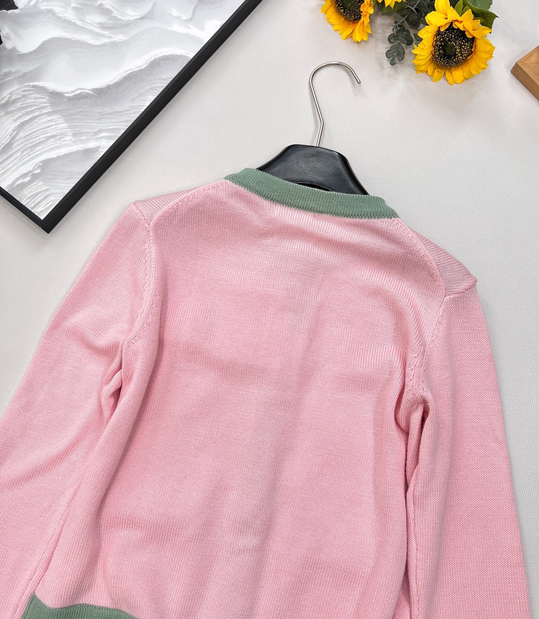 🆕CHANEL小香风经典焕新✨ 四口袋撞色针织开衫，柔和粉与清新绿碰撞，自带春日浪漫氛围~四口袋设计实用