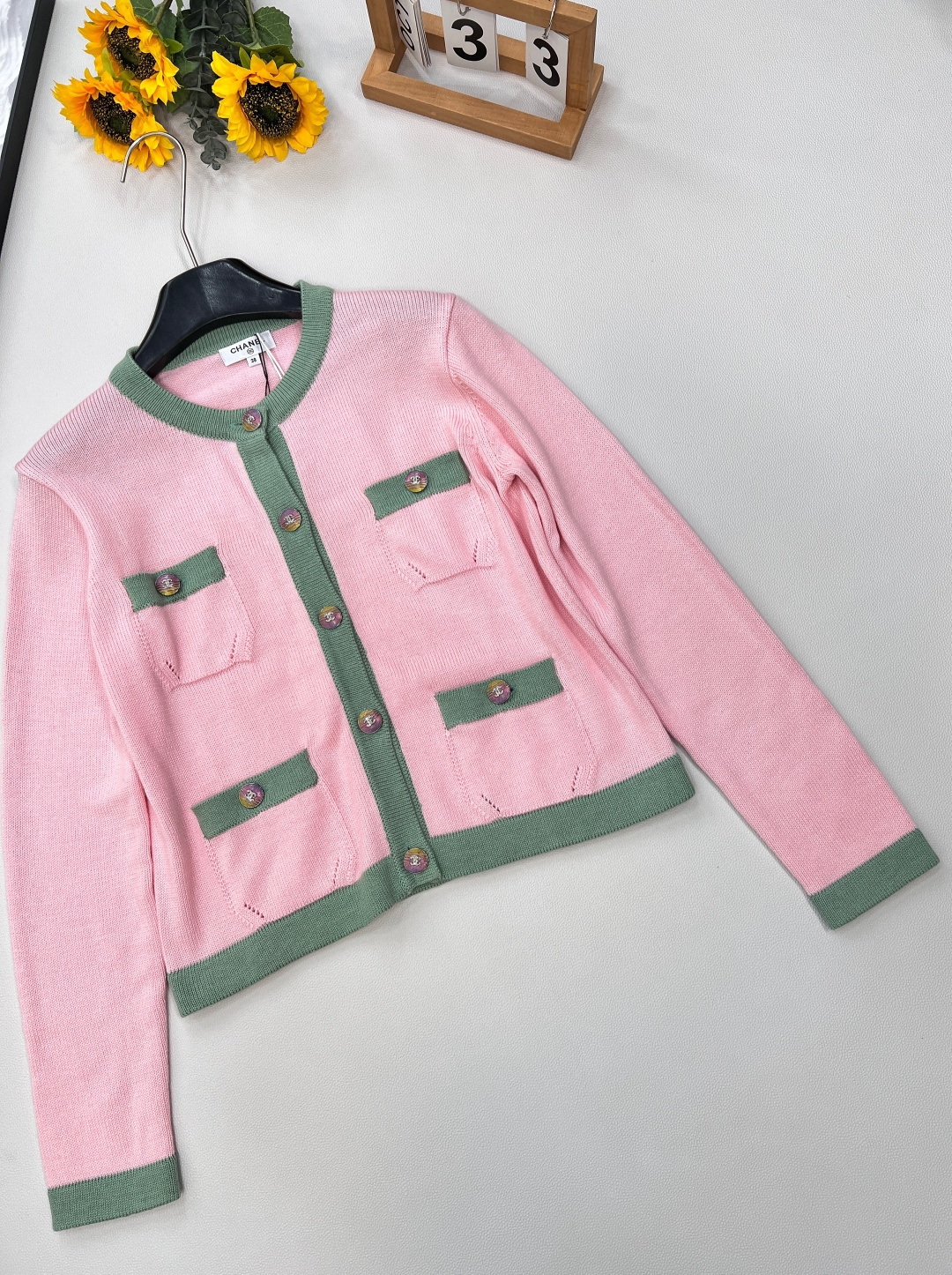🆕CHANEL小香风经典焕新✨ 四口袋撞色针织开衫，柔和粉与清新绿碰撞，自带春日浪漫氛围~四口袋设计实用
