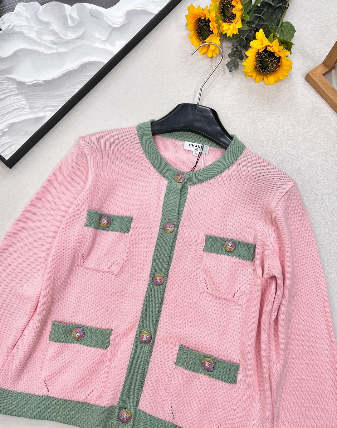 🆕CHANEL小香风经典焕新✨ 四口袋撞色针织开衫，柔和粉与清新绿碰撞，自带春日浪漫氛围~四口袋设计实用