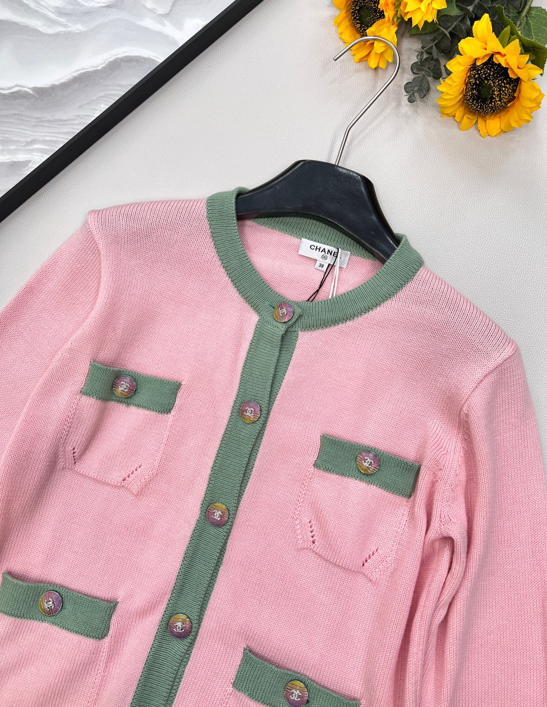 🆕CHANEL小香风经典焕新✨ 四口袋撞色针织开衫，柔和粉与清新绿碰撞，自带春日浪漫氛围~四口袋设计实用