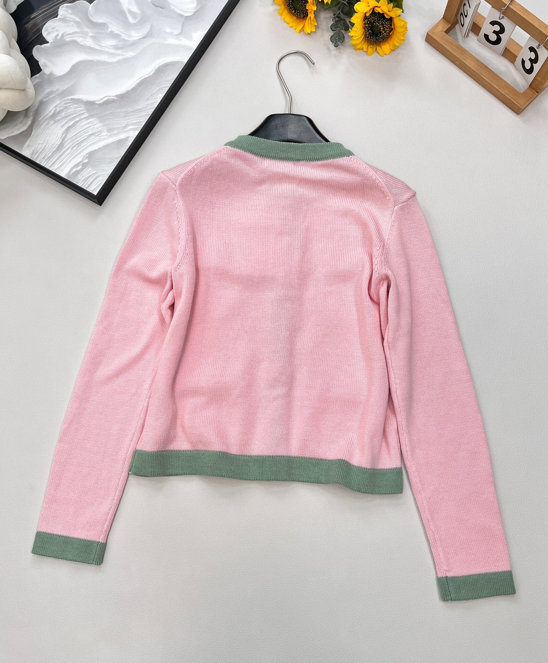 🆕CHANEL小香风经典焕新✨ 四口袋撞色针织开衫，柔和粉与清新绿碰撞，自带春日浪漫氛围~四口袋设计实用