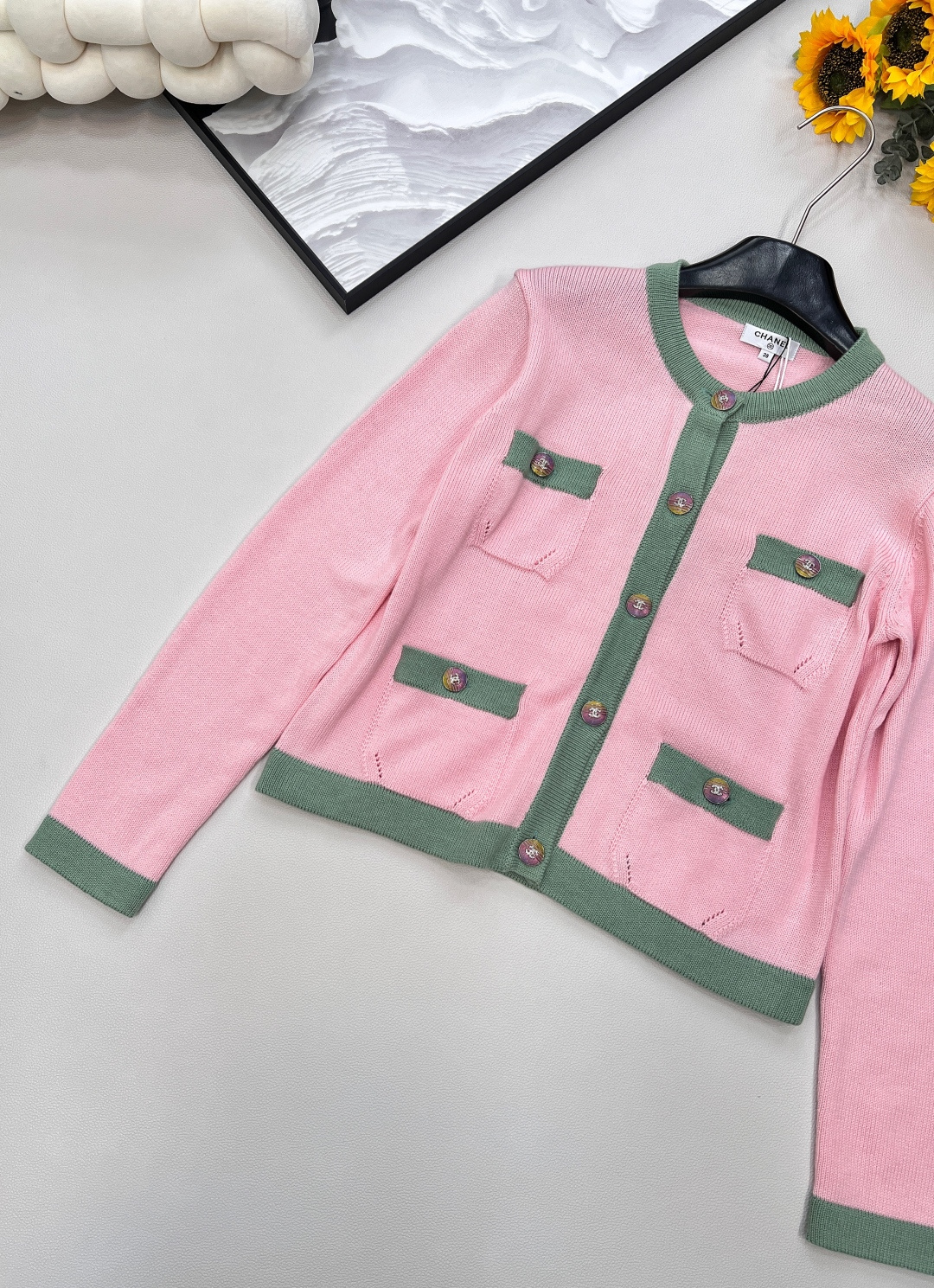 🆕CHANEL小香风经典焕新✨ 四口袋撞色针织开衫，柔和粉与清新绿碰撞，自带春日浪漫氛围~四口袋设计实用