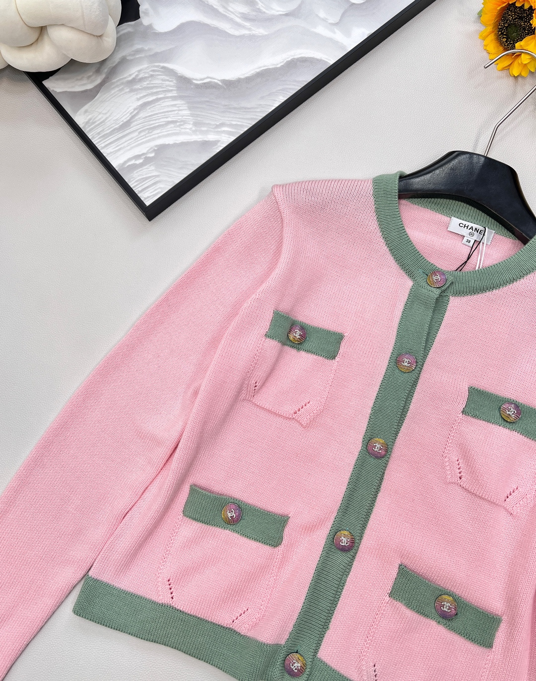 🆕CHANEL小香风经典焕新✨ 四口袋撞色针织开衫，柔和粉与清新绿碰撞，自带春日浪漫氛围~四口袋设计实用
