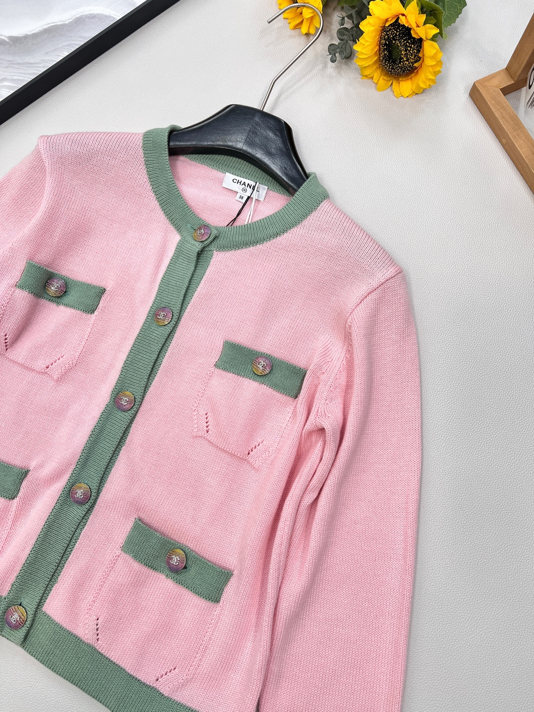 🆕CHANEL小香风经典焕新✨ 四口袋撞色针织开衫，柔和粉与清新绿碰撞，自带春日浪漫氛围~四口袋设计实用
