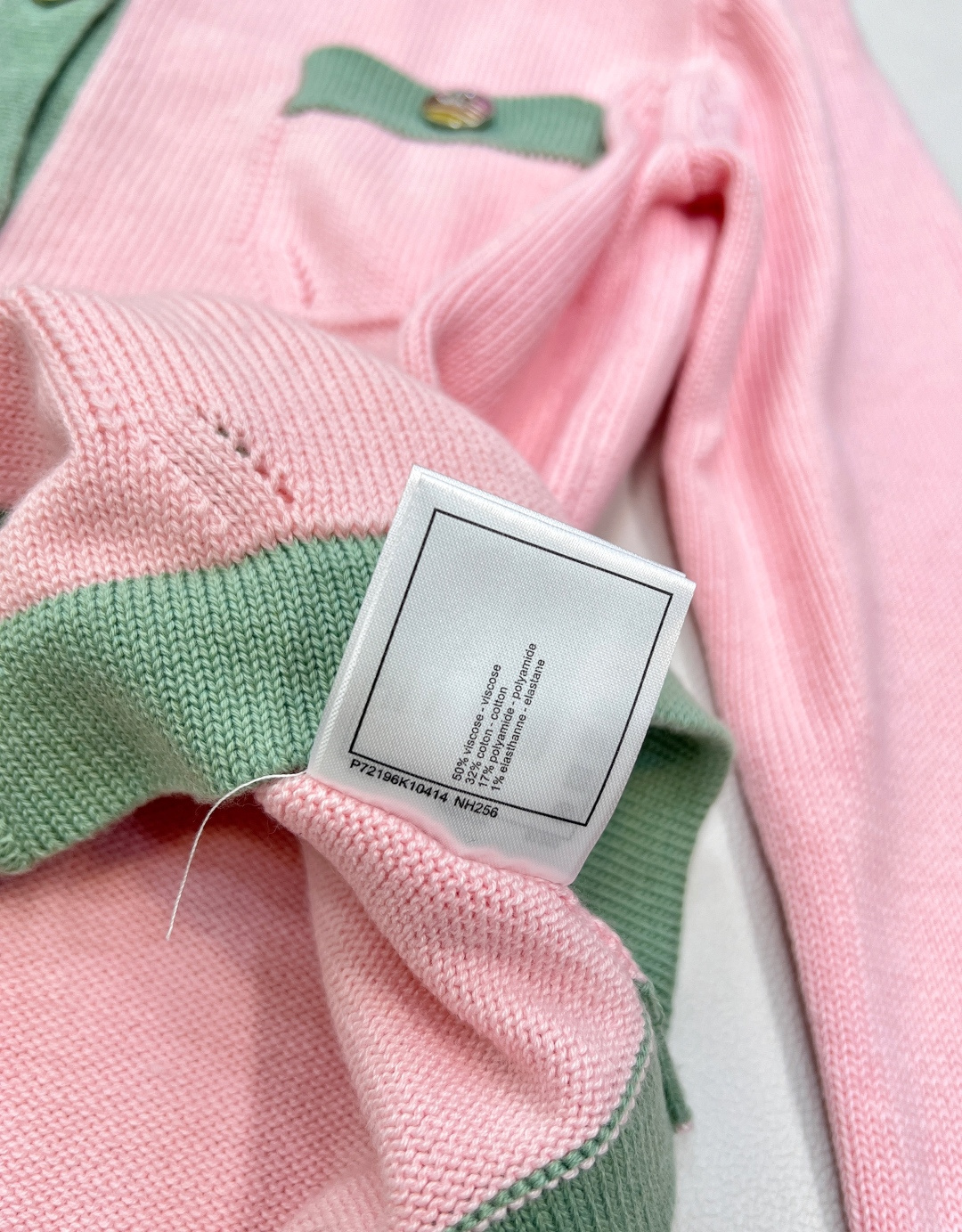 🆕CHANEL小香风经典焕新✨ 四口袋撞色针织开衫，柔和粉与清新绿碰撞，自带春日浪漫氛围~四口袋设计实用
