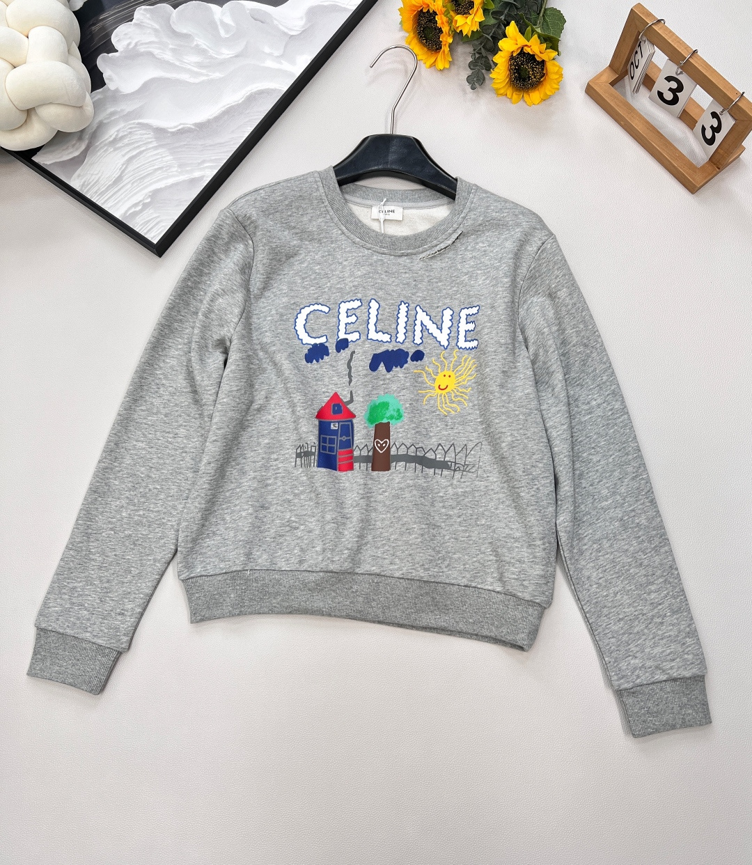 NO:452695,Celine2025 new printed round neck children's fun sweatshirt, customized YB native cotton material, breathable, comfortable and stylish, round neck pullover sweatshirt cut, loose style, iconic letter printing on the chest + childlike hand-painted illustration street scene pattern, combined with a hole to break the well-behaved tone, showing the brand's high-end feeling, versatile upper body, slim, simple and not picky about the figure, the enduring sweatshirt style shows the minimalist casual style, a must-have fashionable outfit for daily commuting, customized face accessories!  Complete three standards, large-scale products, size sml code, celine, hoodie, sweatshirts, alexander wang19860909Celine2025新款印花圆领童趣卫衣,定制YB原生全棉材质 穿搭透气 舒适有型 圆领套头卫衣剪裁 版型宽松 胸前标志性字母印花+童趣感手绘插画街景图案 配合破洞打破乖巧基调 尽显品牌高级感 上身百搭显瘦 简约不挑身材 经久不衰的卫衣款式 尽显极简休闲风格 日常通勤必备时尚穿搭 定制面辅料 ！三标齐全,大货出 尺码sml 编码,,celine,hoodie,sweatshirts,alexander wang,Women's clothing