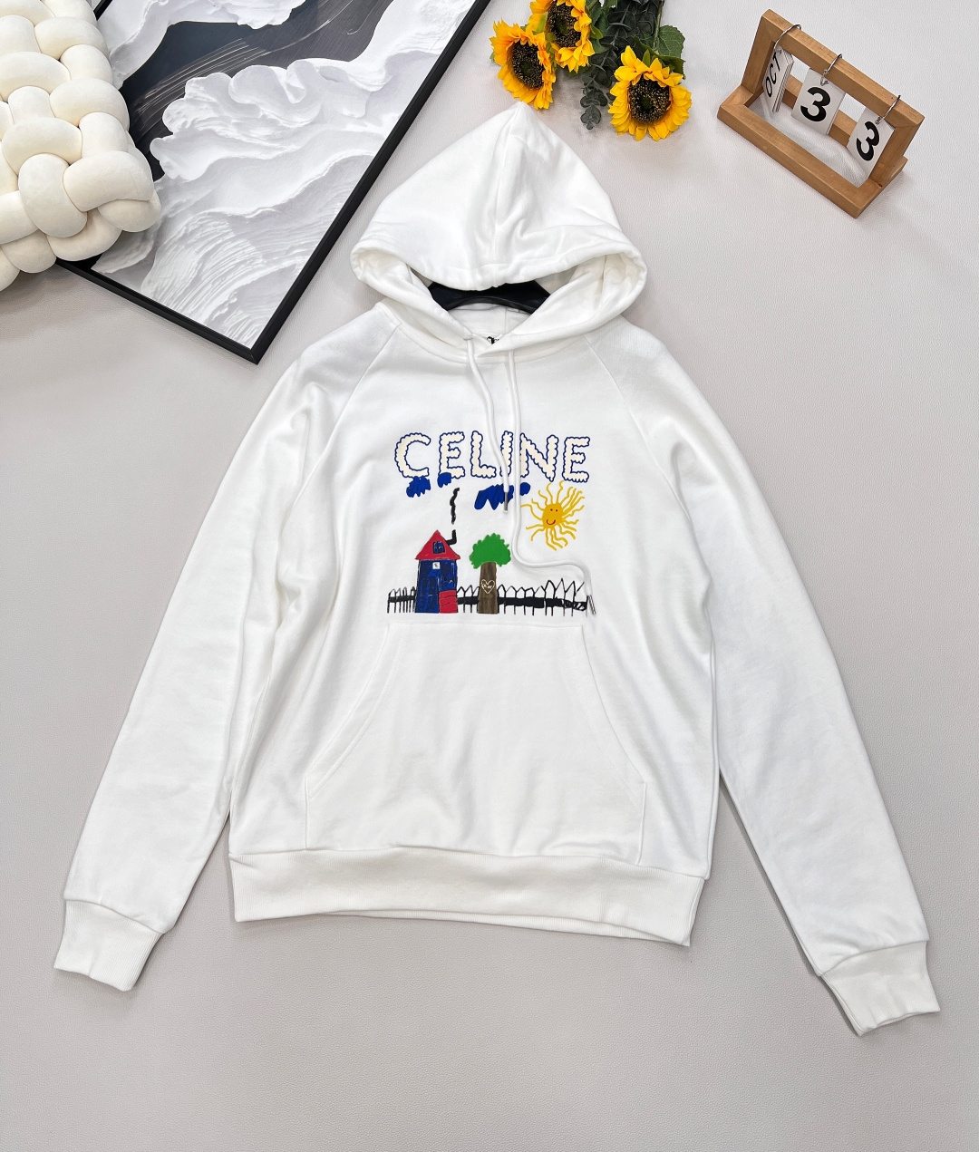 NO:452707,Celine2025 new printed hooded children's fun sweatshirt, customized YB native cotton material, breathable, comfortable and stylish, drawstring hooded sweatshirt cut, loose style, iconic letter print on chest + childlike hand-painted illustration street scene pattern, showing the brand's high-end feeling, versatile upper body makes it look slim, simple and not picky about body shape, enduring sweatshirt style, minimalist and casual style, a must-have for daily commuting, custom face accessories, accurate version, complete three standards, large-scale products, size sml code, celine, hoodie, sweatshirts, hats, alexander wang19860909Celine2025新款印花连帽童趣卫衣,定制YB原生全棉材质 穿搭透气 舒适有型 抽绳连帽卫衣剪裁 版型宽松 胸前标志性字母印花+童趣感手绘插画街景图案 尽显品牌高级感 上身百搭显瘦 简约不挑身材 经久不衰的卫衣款式 尽显极简休闲风格 日常通勤必备时尚穿搭 定制面辅料 认准版本 ,三标齐全,大货出 尺码sml 编码,,celine,hoodie,sweatshirts,hats,alexander wang,Women's clothing