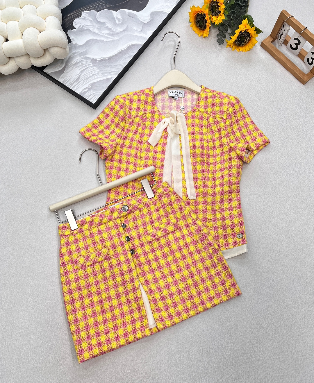 NO:452717,Chanel2025 new plaid ribbon top skirt set, customized YB imported woolen wool rough styling material, high-quality texture, full-quality round neck short-sleeved top skirt three-piece set, shoulder design fits the human body, more slender and upright, the whole body uses red and yellow plaid to add youthful and refined feeling, with ribbon and the same material front closure, the celebrity atmosphere stands out, matched with the same series skirt, the details of the outer skirt echo the two-piece slit design on the front side, with the disassembled petticoat skirt covering, the bird buckle perfectly interprets the elegant and rich feeling, complete sets of noble texture, playful and age-reducing, the best choice for formal occasions, customized surface accessories, three standards, large-scale products, size sml top code, chanel, skirts, T-shirt, alexander wang19860909Chanel2025新款格纹飘带上衣半裙套装,定制YB进口羊毛呢粗纺材质 质感高级 品相十足 圆领短袖上衣半裙三件套 正肩设计贴合人体 更显身姿纤细挺拔 通体利用红黄格纹增添青春精致感 配合丝带同材质前襟包边 名媛氛围立显 配上同系列半裙 外层包裙细节呼应 前侧两片式开衩设计 配合可拆分衬裙遮挡 飞鸟扣完美演绎优雅千金感 成套显贵显质感 俏皮减龄 出席正式场合的不二之选 定制面辅料 ,三标齐全,大货出 尺码sml 上衣编码,,chanel,skirts,T-shirt,alexander wang,Women's clothing