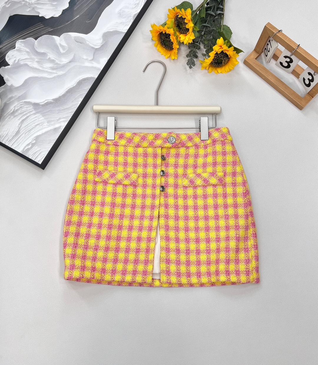 NO:452722,Chanel2025 new plaid ribbon top skirt suit, customized YB imported woolen wool rough styling material, high-quality texture, full-quality round neck short-sleeved top skirt three-piece set, shoulder design fits the human body, more slender and upright, the whole body uses red and yellow plaid to add youthful and refined feeling, with the same material front closure, the front closure is edgy, matched with the same series of skirts, the details of the outer skirt echo the two-piece slit design on the front side, with the disassembled petticoat skirt covering, the bird buckle perfectly interprets the elegant and rich feeling, complete sets of noble texture, playful and age-reducing, the best choice for formal occasions, customized surface accessories, complete three standards, large-scale products, size sml skirt code, chanel, skirts, T-shirt, alexander wang19860909Chanel2025新款格纹飘带上衣半裙套装,定制YB进口羊毛呢粗纺材质 质感高级 品相十足 圆领短袖上衣半裙三件套 正肩设计贴合人体 更显身姿纤细挺拔 通体利用红黄格纹增添青春精致感 配合丝带同材质前襟包边 名媛氛围立显 配上同系列半裙 外层包裙细节呼应 前侧两片式开衩设计 配合可拆分衬裙遮挡 飞鸟扣完美演绎优雅千金感 成套显贵显质感 俏皮减龄 出席正式场合的不二之选 定制面辅料 ,三标齐全,大货出 尺码sml 半裙编码,,chanel,skirts,T-shirt,alexander wang,Women's clothing