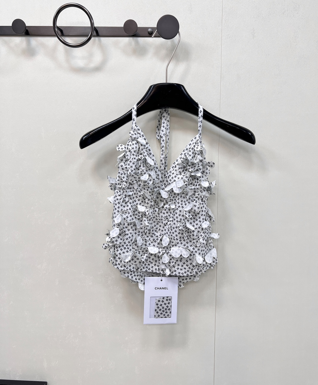 NO:452730,CHANEL2025 new halter neck hanger vest, customized YB imported material, textured luster, high-end and comfortable halter neck hanger vest, black and white colors available in all body, double C letter logo, with three-dimensional petal shape, full of fragrance, noble and gorgeous style, tied halter neck hanger vest, modify shoulder and neck lines, cute and sexy, high-quality, full texture, matched with waist skirt, detailed texture design echoes, easy to become the visual focus, complete sets of matching are more charming, first choice for vacation dates, complete three standards, large-scale products, size sml code,,chanel,chanel, skirts,alexander wang19860909CHANEL2025新款挂脖吊带背心,定制YB进口材质 质感光泽 高级舒适 挂脖吊带背心,通体黑白两色可选 满铺点缀双C字母徽标 配合立体花瓣状造型 满满香家贵气华丽风格 系带挂脖式吊带背心 修饰肩颈线条 可爱中透露性感 品相高级 质感十足 搭配腰封短裙 细节质感设计呼应 轻松成为视觉焦点 成套搭配更魅力四射 度假约会首选 ,三标齐全,大货出 尺码sml 编码,,chanel,chanel,skirts,alexander wang,Women's clothing