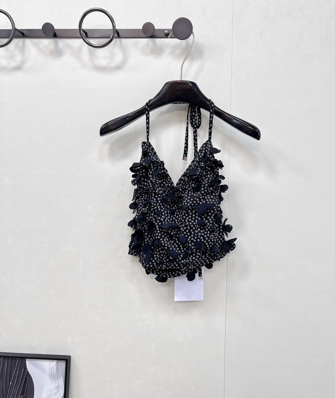 NO:452738,CHANEL2025 new halter neck hanger vest, customized YB imported material, textured luster, high-end and comfortable halter neck hanger vest, black and white colors available in all body, double C letter logo, with three-dimensional petal shape, full of fragrance, noble and gorgeous style, tied halter neck hanger vest, modify shoulder and neck lines, cute and sexy, high-quality, full texture, matched with waist skirt, detailed texture design echoes, easy to become the visual focus, complete sets of matching are more charming, first choice for vacation dates, complete three standards, large-scale products, size sml code,,chanel,chanel, skirts,alexander wang19860909CHANEL2025新款挂脖吊带背心,定制YB进口材质 质感光泽 高级舒适 挂脖吊带背心,通体黑白两色可选 满铺点缀双C字母徽标 配合立体花瓣状造型 满满香家贵气华丽风格 系带挂脖式吊带背心 修饰肩颈线条 可爱中透露性感 品相高级 质感十足 搭配腰封短裙 细节质感设计呼应 轻松成为视觉焦点 成套搭配更魅力四射 度假约会首选 ,三标齐全,大货出 尺码sml 编码,,chanel,chanel,skirts,alexander wang,Women's clothing