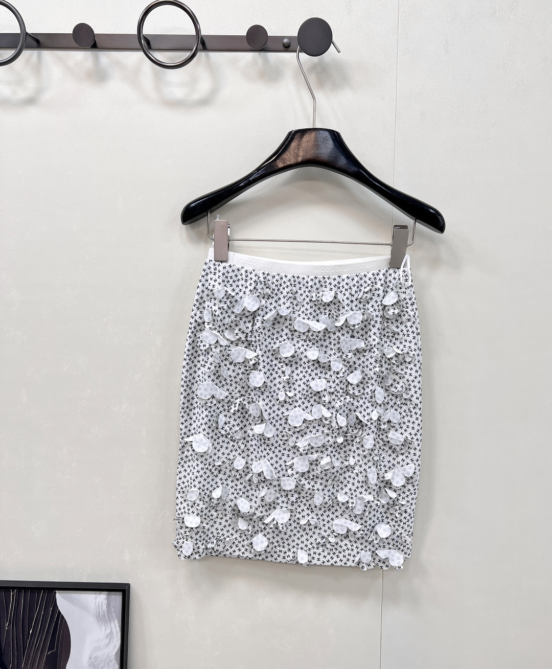 🆕CHANEL2025新款短裙，甄选定制 YB 进口材质，这种材质仿若被赋予了魔力，拥有与生俱来的质感光