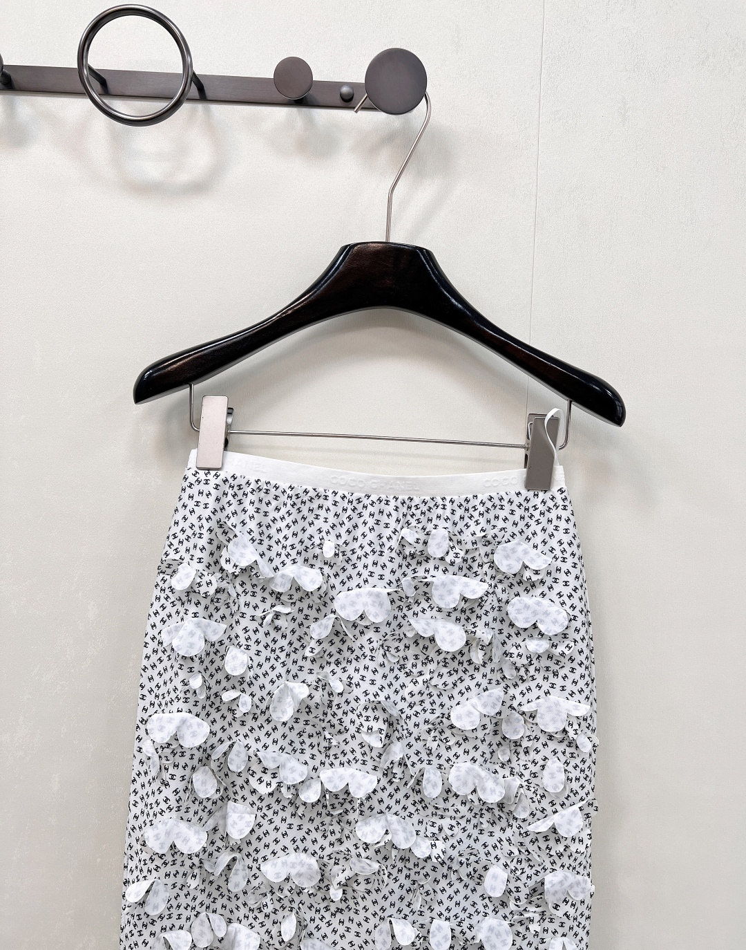 🆕CHANEL2025新款短裙，甄选定制 YB 进口材质，这种材质仿若被赋予了魔力，拥有与生俱来的质感光