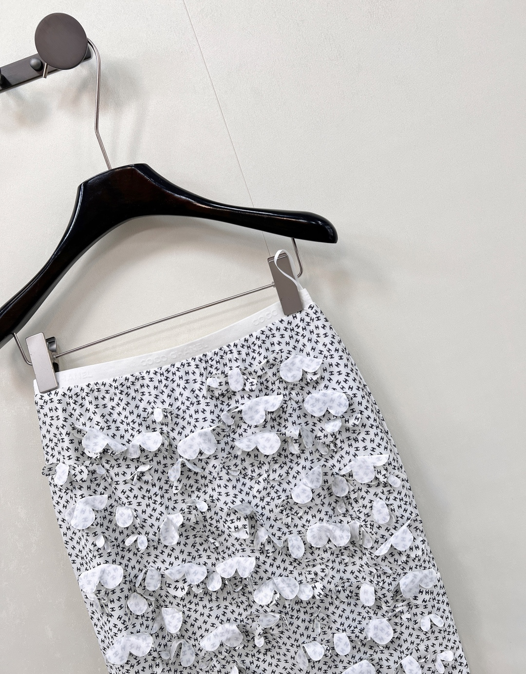 🆕CHANEL2025新款短裙，甄选定制 YB 进口材质，这种材质仿若被赋予了魔力，拥有与生俱来的质感光