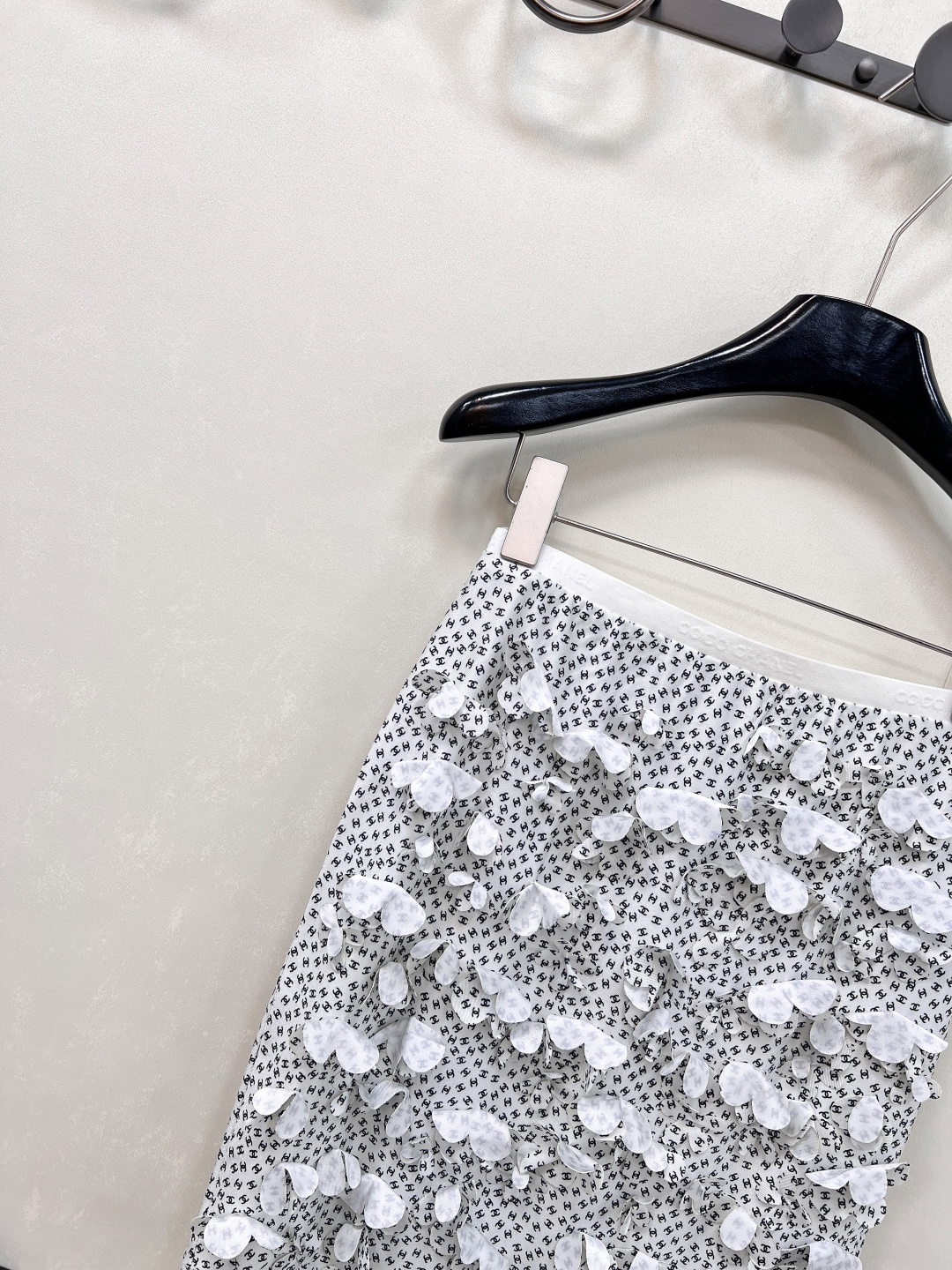 🆕CHANEL2025新款短裙，甄选定制 YB 进口材质，这种材质仿若被赋予了魔力，拥有与生俱来的质感光