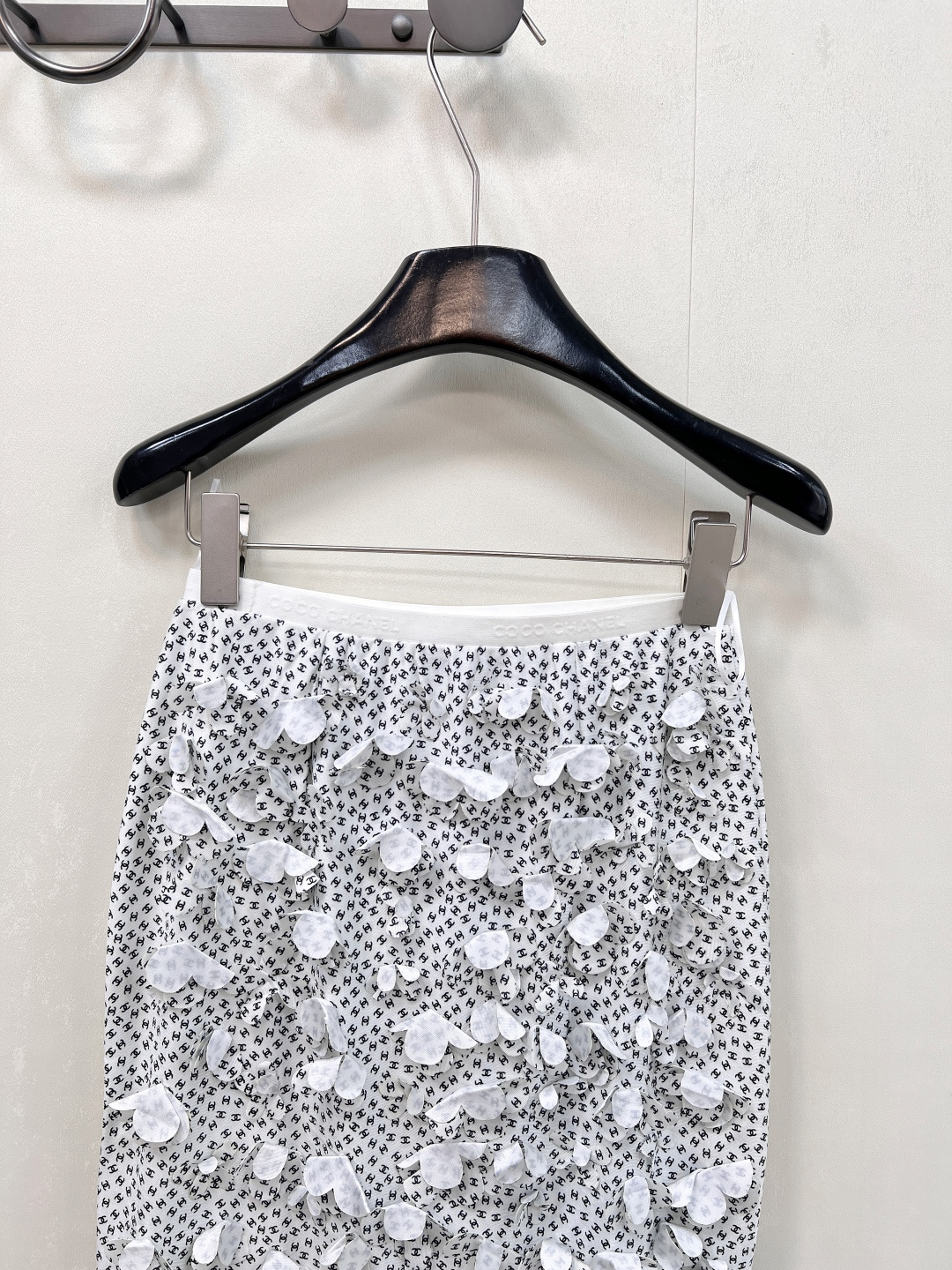 🆕CHANEL2025新款短裙，甄选定制 YB 进口材质，这种材质仿若被赋予了魔力，拥有与生俱来的质感光