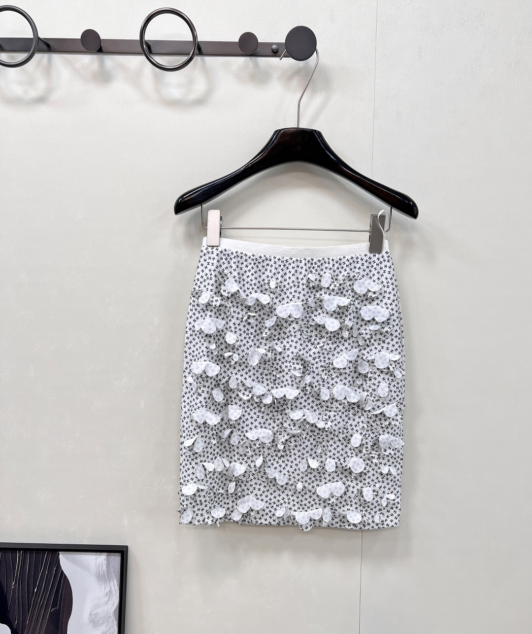 NO:452743,CHANEL2025 new short skirt, selected and customized YB imported material, this material seems to be given magic, with an innate texture luster, like the bright stars in the night sky, inadvertently exuding charming charm. The fabric is crisp but not without softness, comfortable and comfortable when worn, perfectly fits the body, showing the luxurious texture to the fullest. Classic color matching, logo interprets legendary, details echo, and charming brilliance, A  The short skirt with the waistband design shows ingenuity in details. It shows the graceful figure of a woman, which perfectly echoes the texture and design of the short skirt. From the fineness of the stitching to the use of decorative elements, every detail has been carefully polished, reflecting the Xiaoxiang brand's pursuit of exquisiteness to the fullest. On vacation dates, freeze the romantic moments, and when matching them in a complete set, it is even more charming, with three standards in full, and large-scale products. Size sml code, chanel, skirts, alexander wang19860909CHANEL2025新款短裙,甄选定制 YB 进口材质,这种材质仿若被赋予了魔力,拥有与生俱来的质感光泽,犹如夜空中璀璨的星辰,不经意间便散发着迷人魅力.面料挺括却又不失柔软,穿着时舒适自在,完美贴合身形,将奢华质感展现得淋漓尽致.经典配色,徽标演绎传奇,细节呼应,绽放迷人光彩 ,A 字短裙搭配腰封设计,细节之处尽显巧思.展现女性的曼妙身姿,更与短裙在质感和设计上完美呼应.从缝线的细密程度到装饰元素的运用,每一处细节都经过精心打磨,将小香品牌对精致的追求体现得淋漓尽致.度假约会,定格浪漫瞬间,成套搭配时,更是魅力四射,三标齐全,大货出 尺码sml 编码,,chanel,skirts,alexander wang,Women's clothing