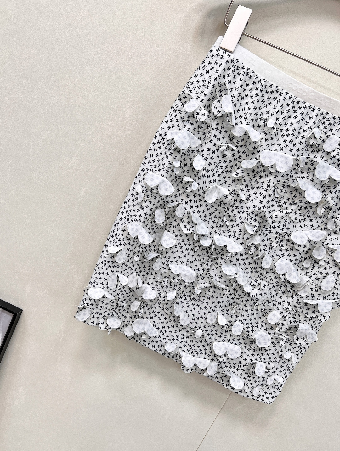 🆕CHANEL2025新款短裙，甄选定制 YB 进口材质，这种材质仿若被赋予了魔力，拥有与生俱来的质感光