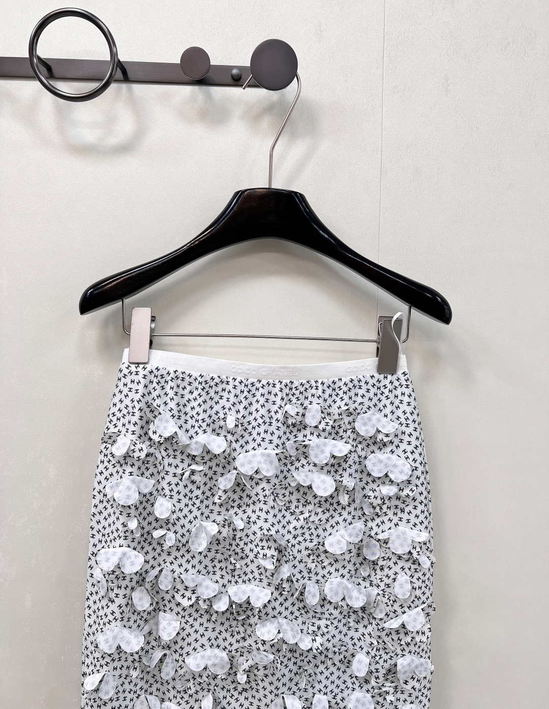 🆕CHANEL2025新款短裙，甄选定制 YB 进口材质，这种材质仿若被赋予了魔力，拥有与生俱来的质感光