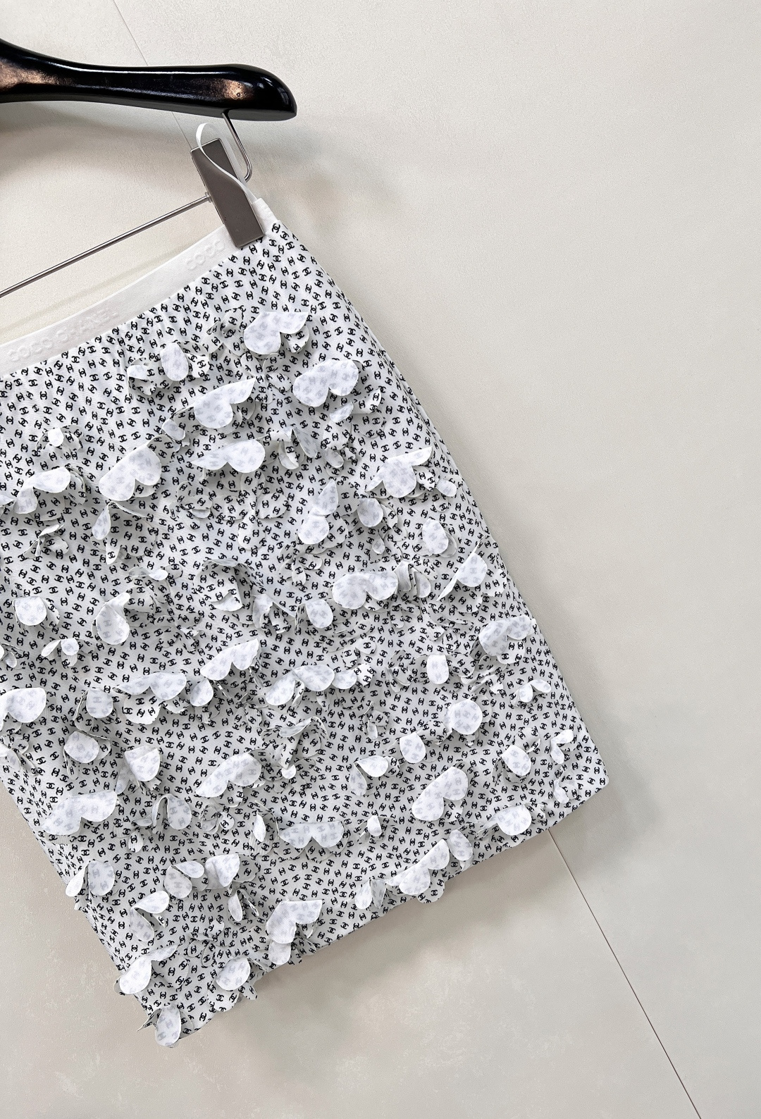 🆕CHANEL2025新款短裙，甄选定制 YB 进口材质，这种材质仿若被赋予了魔力，拥有与生俱来的质感光