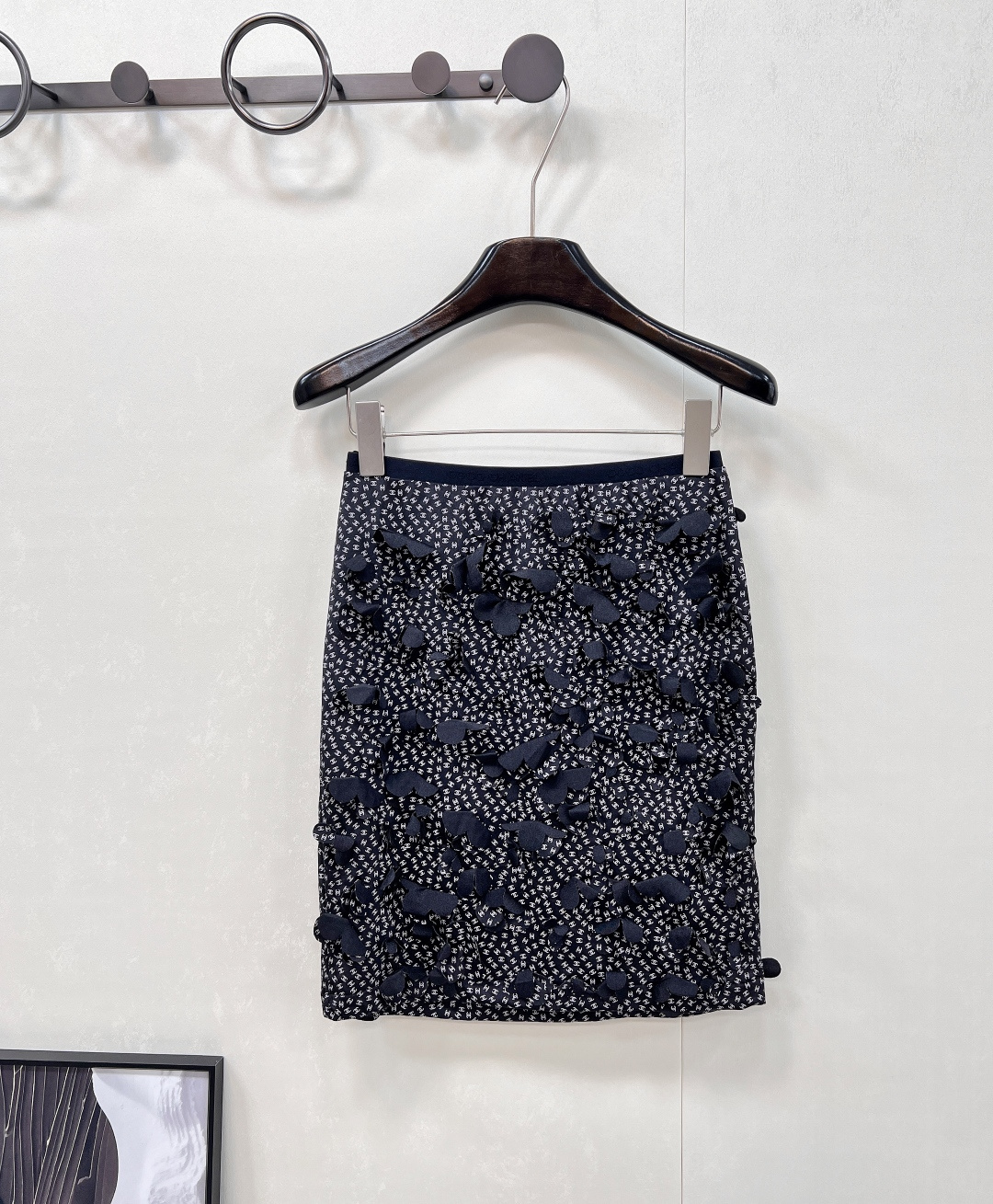 NO:452753,CHANEL2025 new short skirt, selected and customized YB imported material, this material seems to be given magic, with an innate texture luster, like the bright stars in the night sky, inadvertently exuding charming charm. The fabric is crisp but not without softness, comfortable and comfortable when worn, perfectly fits the body, showing the luxurious texture to the fullest. Classic color matching, logo interprets legendary, details echo, and charming brilliance, A  The short skirt with the waistband design shows ingenuity in details. It shows the graceful figure of a woman, which perfectly echoes the texture and design of the short skirt. From the fineness of the stitching to the use of decorative elements, every detail has been carefully polished, reflecting the Xiaoxiang brand's pursuit of exquisiteness to the fullest. On vacation dates, freeze the romantic moments, and when matching them in a complete set, it is even more charming, with three standards in full, and large-scale products. Size sml code, chanel, skirts, alexander wang19860909CHANEL2025新款短裙,甄选定制 YB 进口材质,这种材质仿若被赋予了魔力,拥有与生俱来的质感光泽,犹如夜空中璀璨的星辰,不经意间便散发着迷人魅力.面料挺括却又不失柔软,穿着时舒适自在,完美贴合身形,将奢华质感展现得淋漓尽致.经典配色,徽标演绎传奇,细节呼应,绽放迷人光彩 ,A 字短裙搭配腰封设计,细节之处尽显巧思.展现女性的曼妙身姿,更与短裙在质感和设计上完美呼应.从缝线的细密程度到装饰元素的运用,每一处细节都经过精心打磨,将小香品牌对精致的追求体现得淋漓尽致.度假约会,定格浪漫瞬间,成套搭配时,更是魅力四射,三标齐全,大货出 尺码sml 编码,,chanel,skirts,alexander wang,Women's clothing