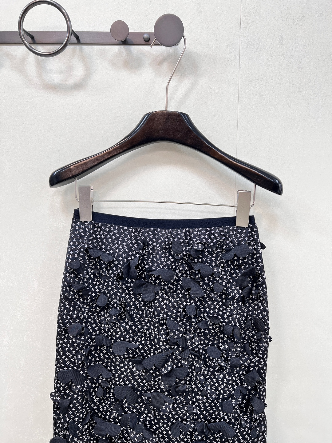 🆕CHANEL2025新款短裙，甄选定制 YB 进口材质，这种材质仿若被赋予了魔力，拥有与生俱来的质感光