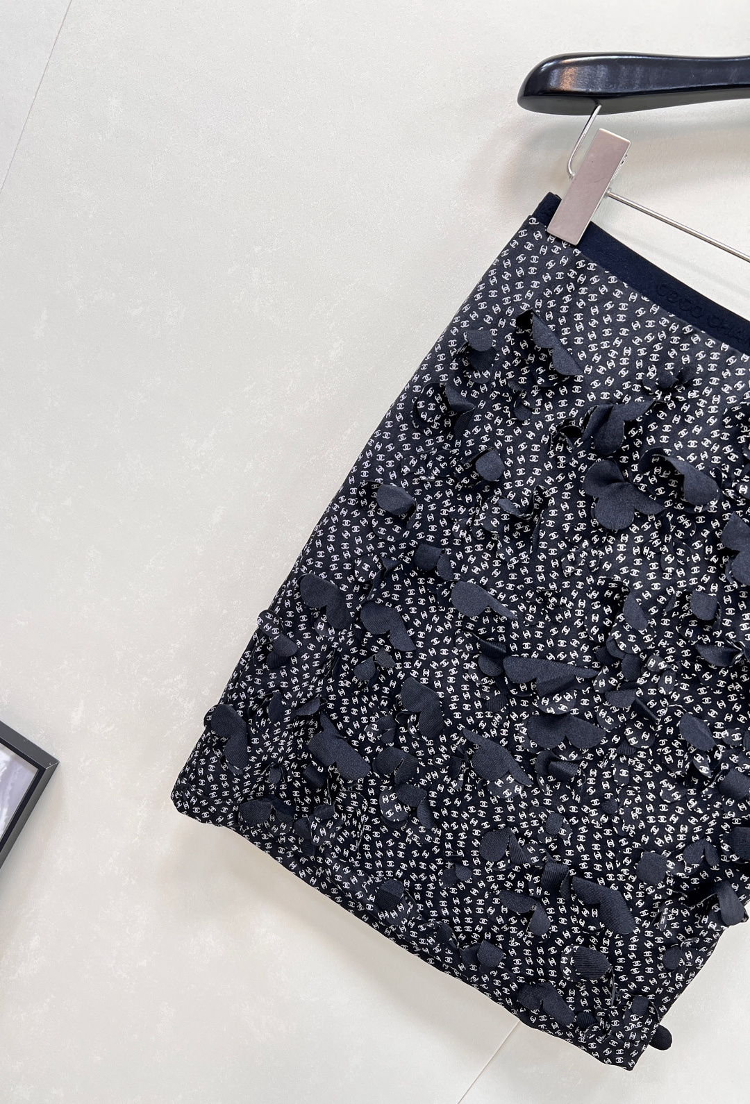 🆕CHANEL2025新款短裙，甄选定制 YB 进口材质，这种材质仿若被赋予了魔力，拥有与生俱来的质感光