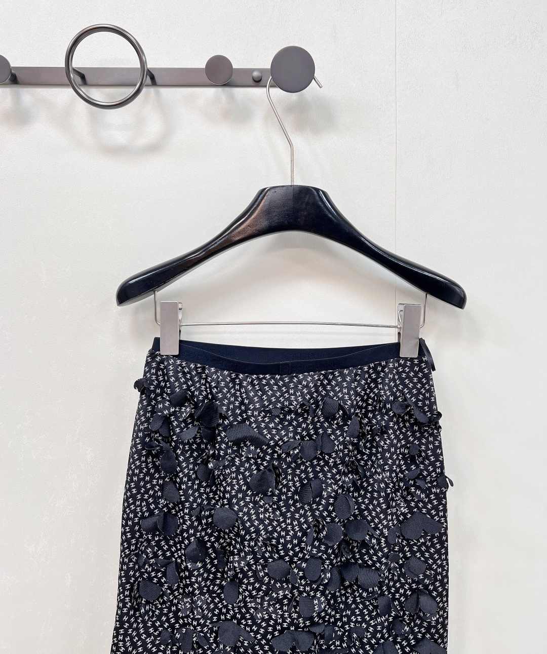 🆕CHANEL2025新款短裙，甄选定制 YB 进口材质，这种材质仿若被赋予了魔力，拥有与生俱来的质感光