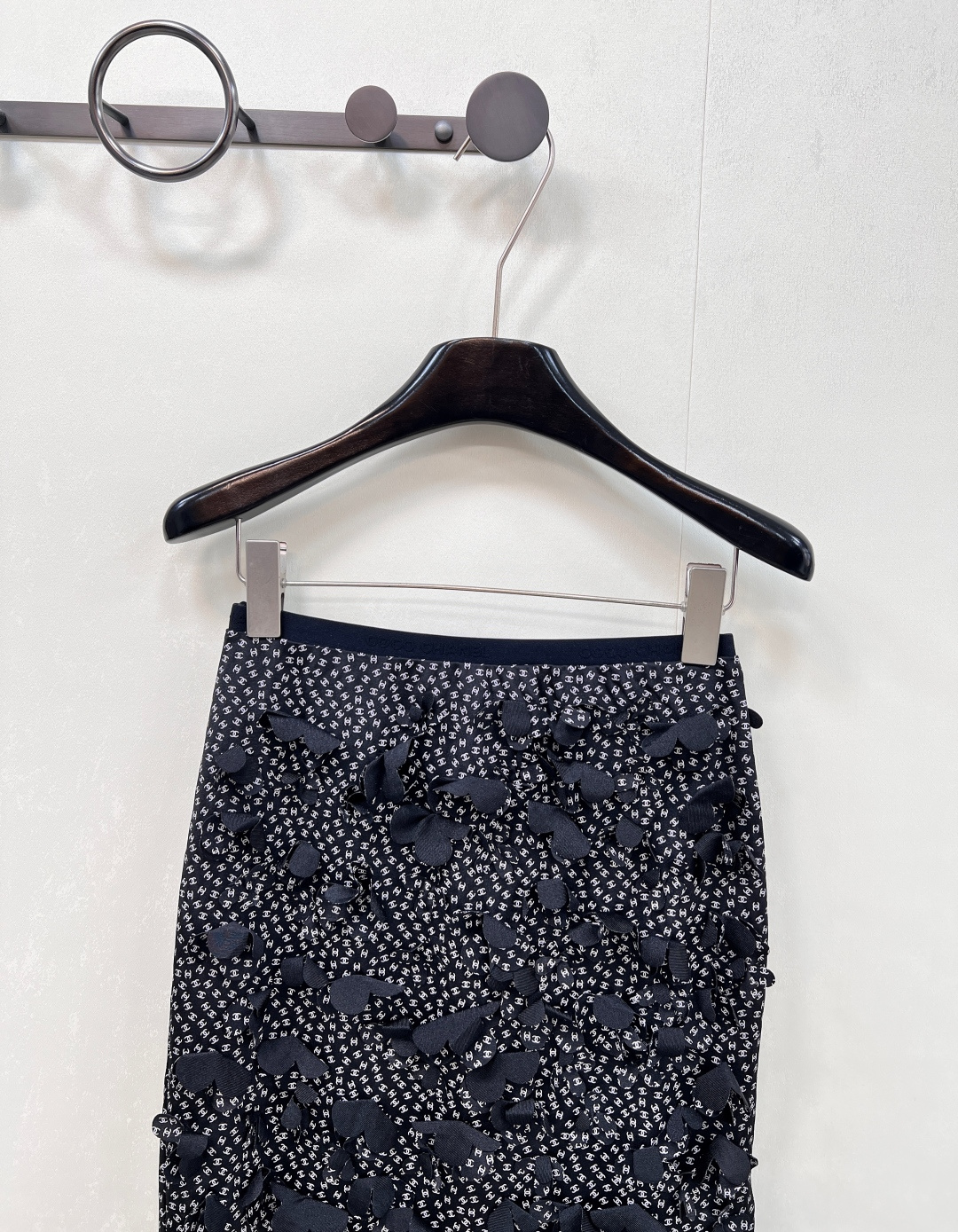 🆕CHANEL2025新款短裙，甄选定制 YB 进口材质，这种材质仿若被赋予了魔力，拥有与生俱来的质感光