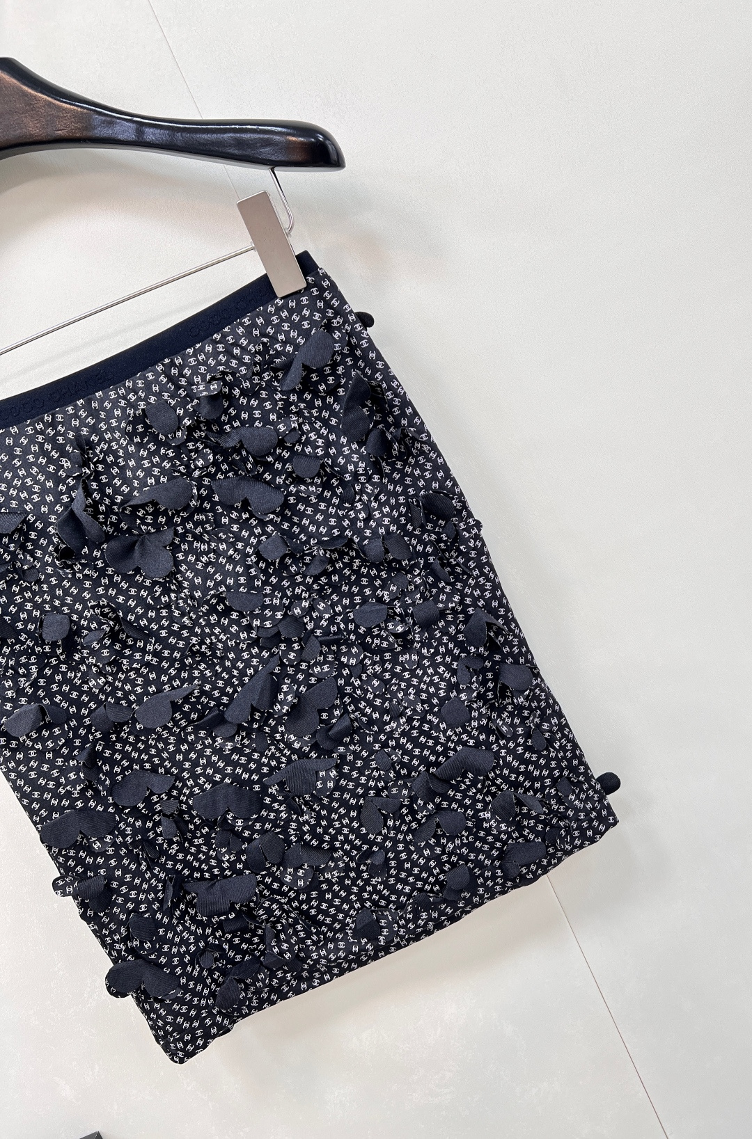 🆕CHANEL2025新款短裙，甄选定制 YB 进口材质，这种材质仿若被赋予了魔力，拥有与生俱来的质感光