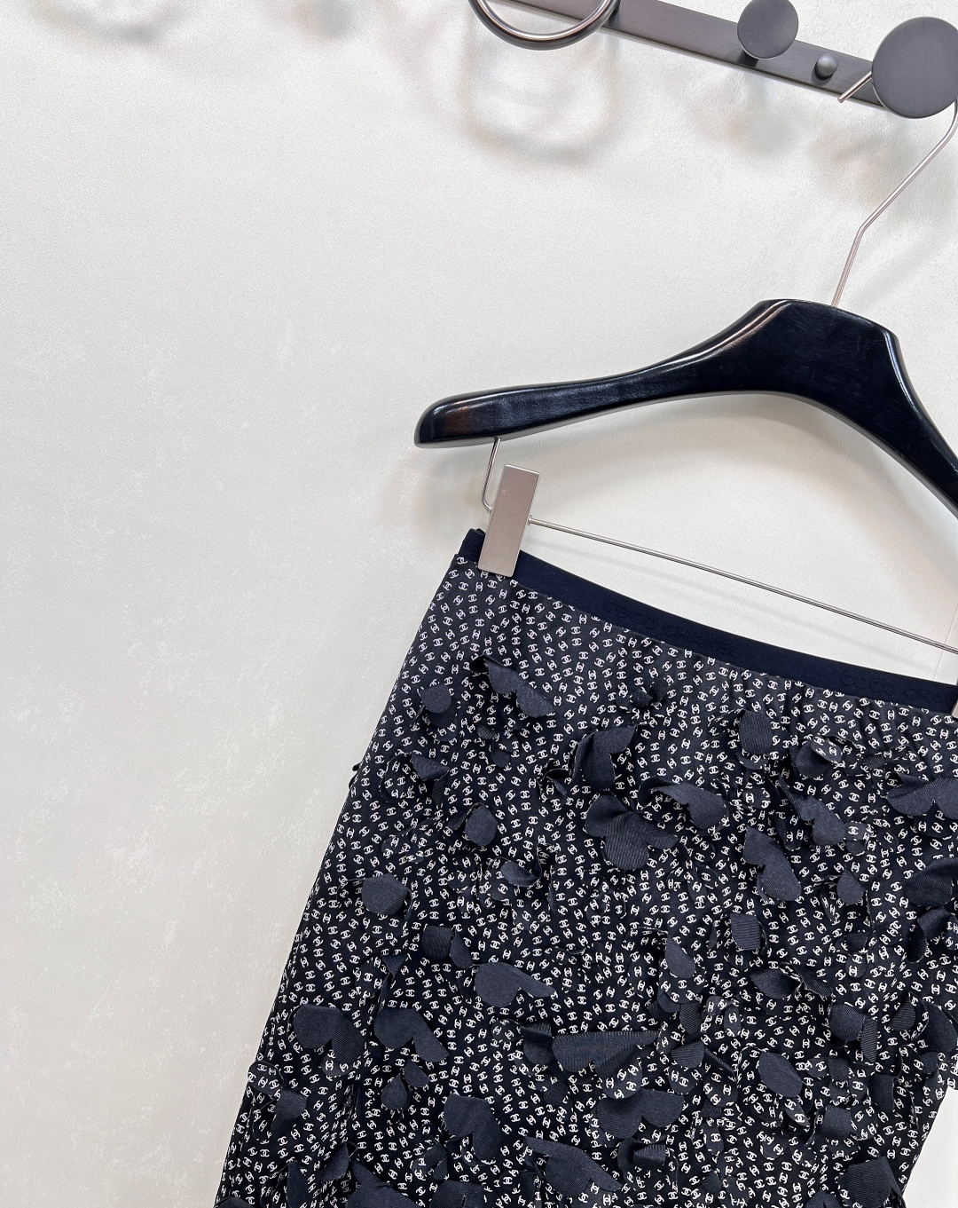 🆕CHANEL2025新款短裙，甄选定制 YB 进口材质，这种材质仿若被赋予了魔力，拥有与生俱来的质感光