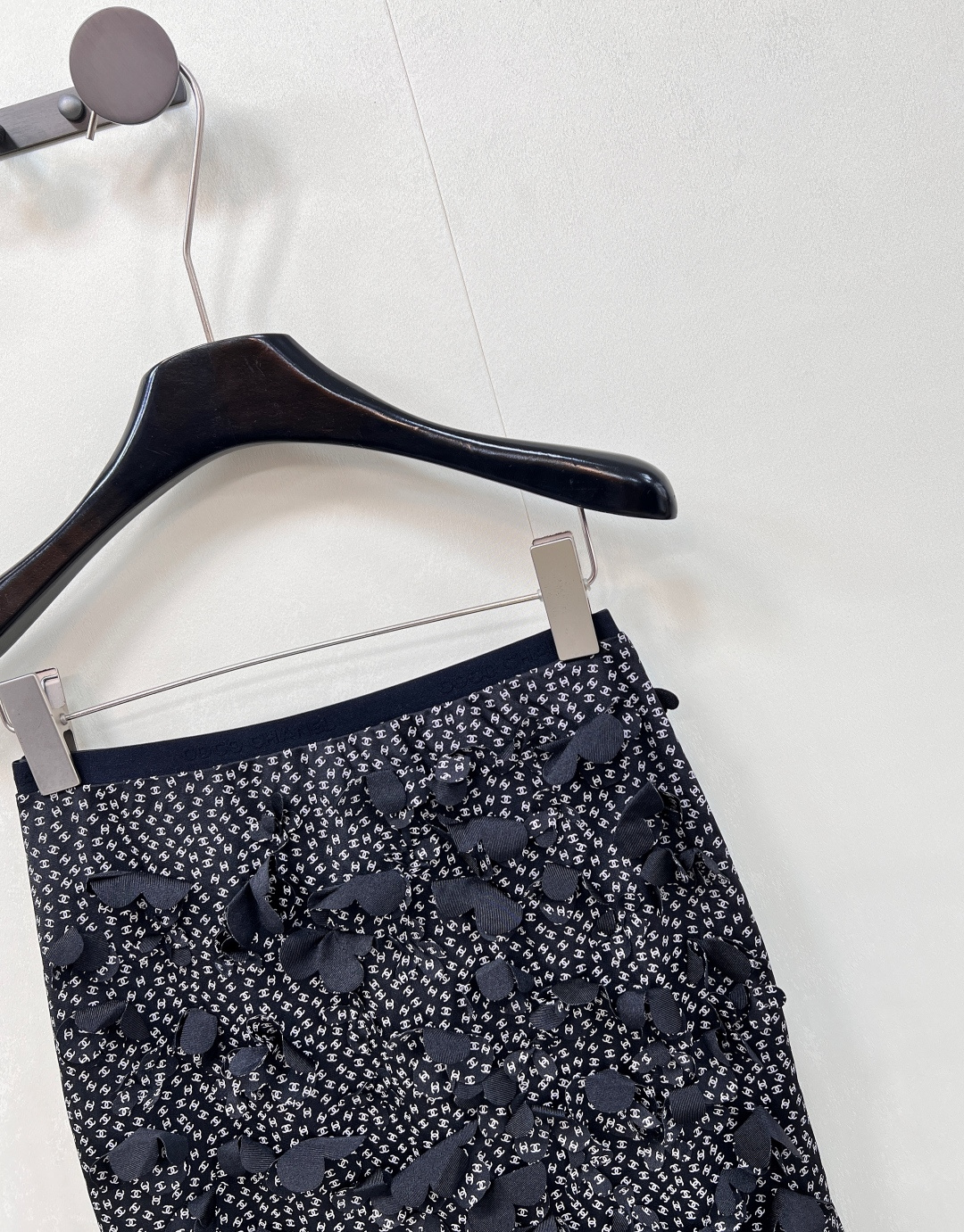 🆕CHANEL2025新款短裙，甄选定制 YB 进口材质，这种材质仿若被赋予了魔力，拥有与生俱来的质感光