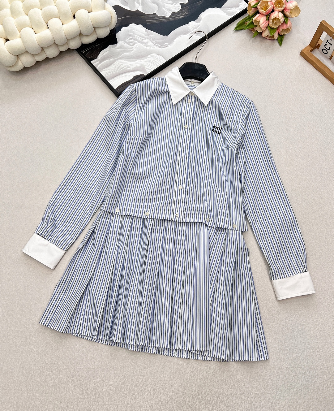 NO:453260,Miumiu25SS early autumn new pleated striped poplin shirt dress丨Exclusive yb development!  High-end production!  The women's lines meet in this poplin mini skirt. The detachable collar and cuffs are designed in contrasting colors to become unique styling details, and the classic striped pattern is rich, highlighting the Miu style. The workmanship quality depends on the details!  Complete three standards, large-scale products, size sml code, miumiu, skirts, shirts, alexander wang19860909Miumiu25SS早秋新款褶皱条纹府绸衬衫式连衣裙丨独家yb开发！高版出品！这款府绸迷你裙的女性线条相遇.可拆卸的领子和袖口采用对比色设计,成为独特的造型细节,并以经典条纹图案丰富,彰显Miu 风格.做工品质看细节！三标齐全,大货出 尺码sml 编码,,miumiu,skirts,shirts,alexander wang,Women's clothing