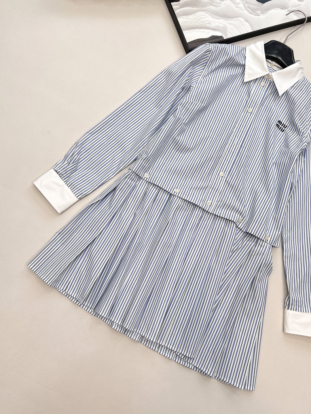 🆕Miumiu25SS早秋新款褶皱条纹府绸衬衫式连衣裙丨⚠独家yb开发！高版出品！这款府绸迷你裙的女性线