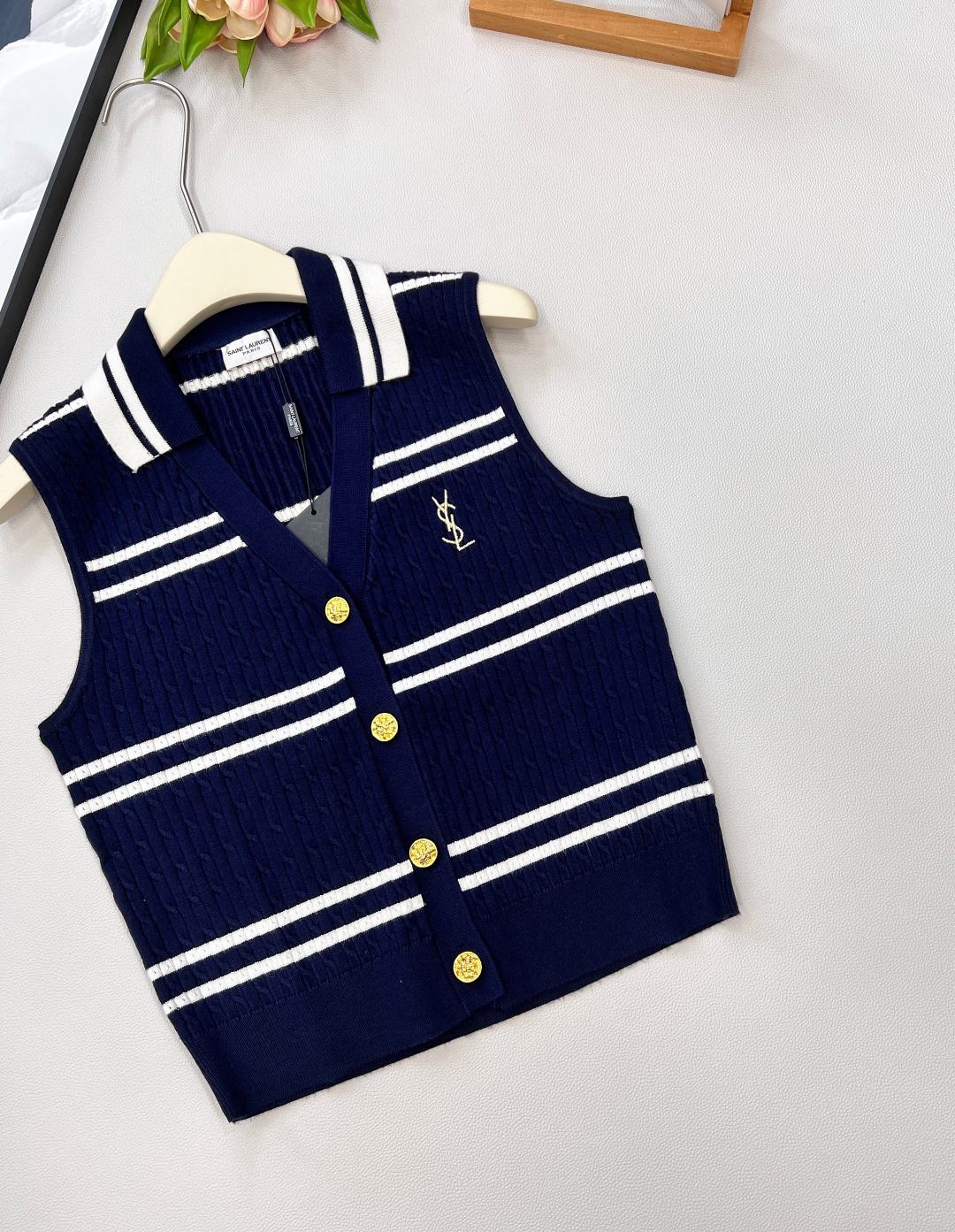 🆕 Saint Laurent YSL 金色字母刺绣Polo条纹针织背心！藏青色+白色打造的经典条纹元素