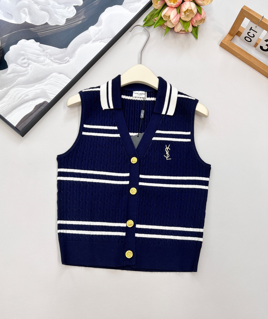 NO:453270,Saint Laurent YSL Golden Alphabet Embroidered Polo Stripe Knitted Vest!  The classic striped elements created by navy blue + white show the relaxed and lazy fashion sense, the three-dimensional coil texture, and the relaxed texture and straightened out!  The slim fit outlines the charming curves, and the ribbed elastic cuffs effectively cover the flesh of the arms. The straight-fit Polo collar style shows the best proportion!  The shoulder line is just fixed at the edge of the shoulder, making the body look slimmer visually!  The lapel design modifies the neck lines and does not look cramped. The chest is embroidered with gold letters, which complements the embossed metal buttons on the neckline, making people shine. The upper body has no sense of oppression, enjoy this lazy freedom and the fashionable tone is easy to grasp!  Complete three standards!  Large-scale size sml code, saint laurent, saint laurent, alexander wang19860909Saint Laurent YSL 金色字母刺绣Polo条纹针织背心！藏青色+白色打造的经典条纹元素,彰显轻松慵懒的时髦感,立体绞花肌理,轻松织构挺廓！ 修身版型勾勒迷人曲线,罗纹弹力袖口有效遮挡手臂的肉肉 直身Polo领的版型,展现最佳比例！肩线正好定在肩膀边缘,巧妙削薄身材视觉更显瘦！ 翻领设计,修饰脖颈线条,不会很显局促,胸前采用金线字母刺绣设计,与领口浮雕金属纽扣相得益彰,让人眼前一亮 上身穿着没有压迫感,肆意享受这份慵懒自由,时尚腔调也轻松拿捏！三标齐全！大货出 尺码sml 编码,,saint laurent,saint laurent,alexander wang,Women's clothing