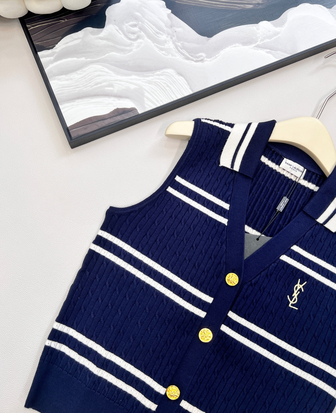 🆕 Saint Laurent YSL 金色字母刺绣Polo条纹针织背心！藏青色+白色打造的经典条纹元素