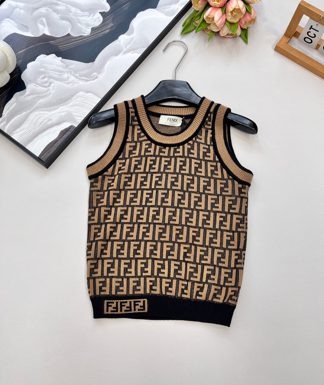 NO:453275,Fendi Classic Series...FF Logo Knitted Vest!  This one I love is super elegant!  Before wearing it, you may feel a little old-fashioned. Once you are wearing it, you must ensure that the large and genuine fragrance is made of imported ultra-fine woven on the spot. The spacing of each logo remains the same as the original version. The embroidered logo is the finishing touch. The upper body is fashionable and you don’t want it. The invincible and versatile model is one piece. Everyone has one, three standards are complete, and the large product is available. Size sml code, fendi, alexander wang19860909Fendi 经典系列..FF Logo针织背心！ 超爱的这款 超级有气质！没穿之前可能感觉有点老气一上身保证大型真香现场采用进口超细机织作 每个Logo的间距 立体感都保持和原版一模一样..刺绣logo可谓点睛之笔 上身时髦的不要不要的 无敌百搭款 人手一件哦,三标齐全,大货出 尺码sml 编码,,fendi,alexander wang,Women's clothing