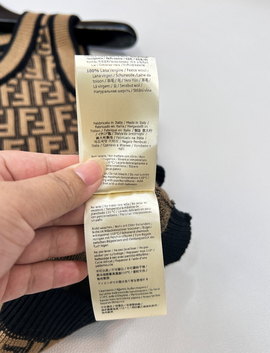 🆕Fendi 经典系列..🤎🤎🤎FF Logo针织背心！超爱的这款 超级有气质！没穿之前可能感觉有点老气